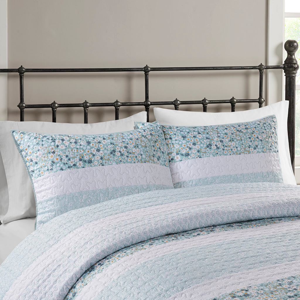Full/Queen 4 Piece Seersucker Quilt Set with Throw Pillow