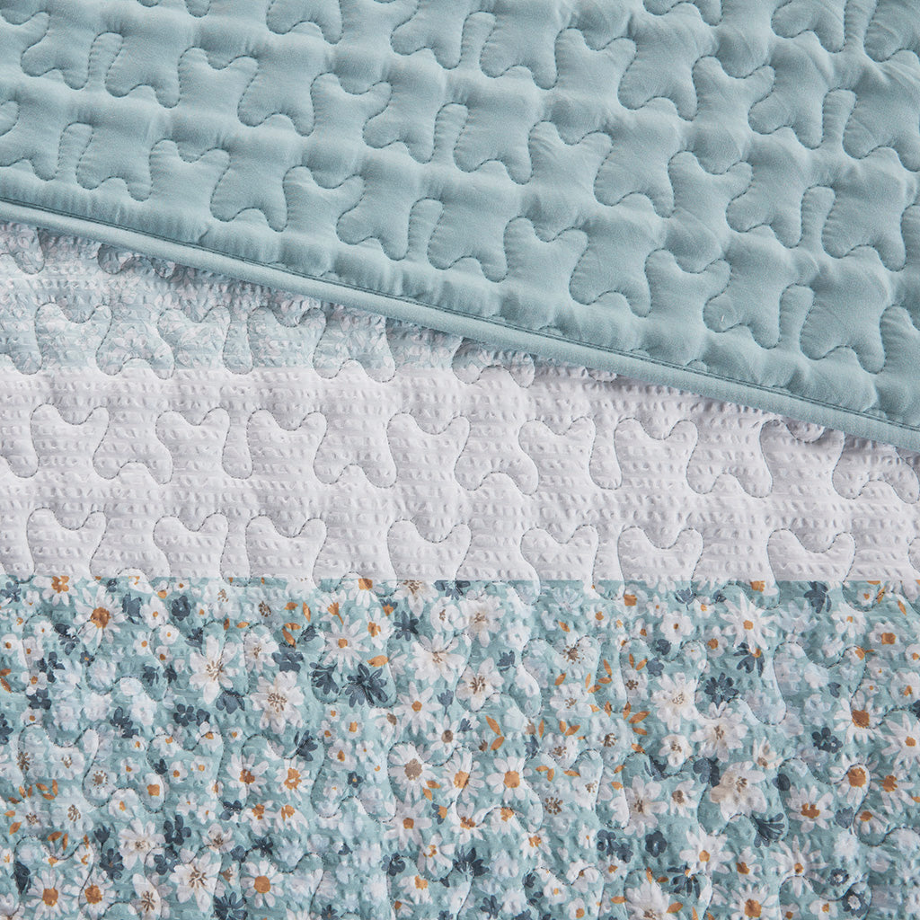 Full/Queen 4 Piece Seersucker Quilt Set with Throw Pillow