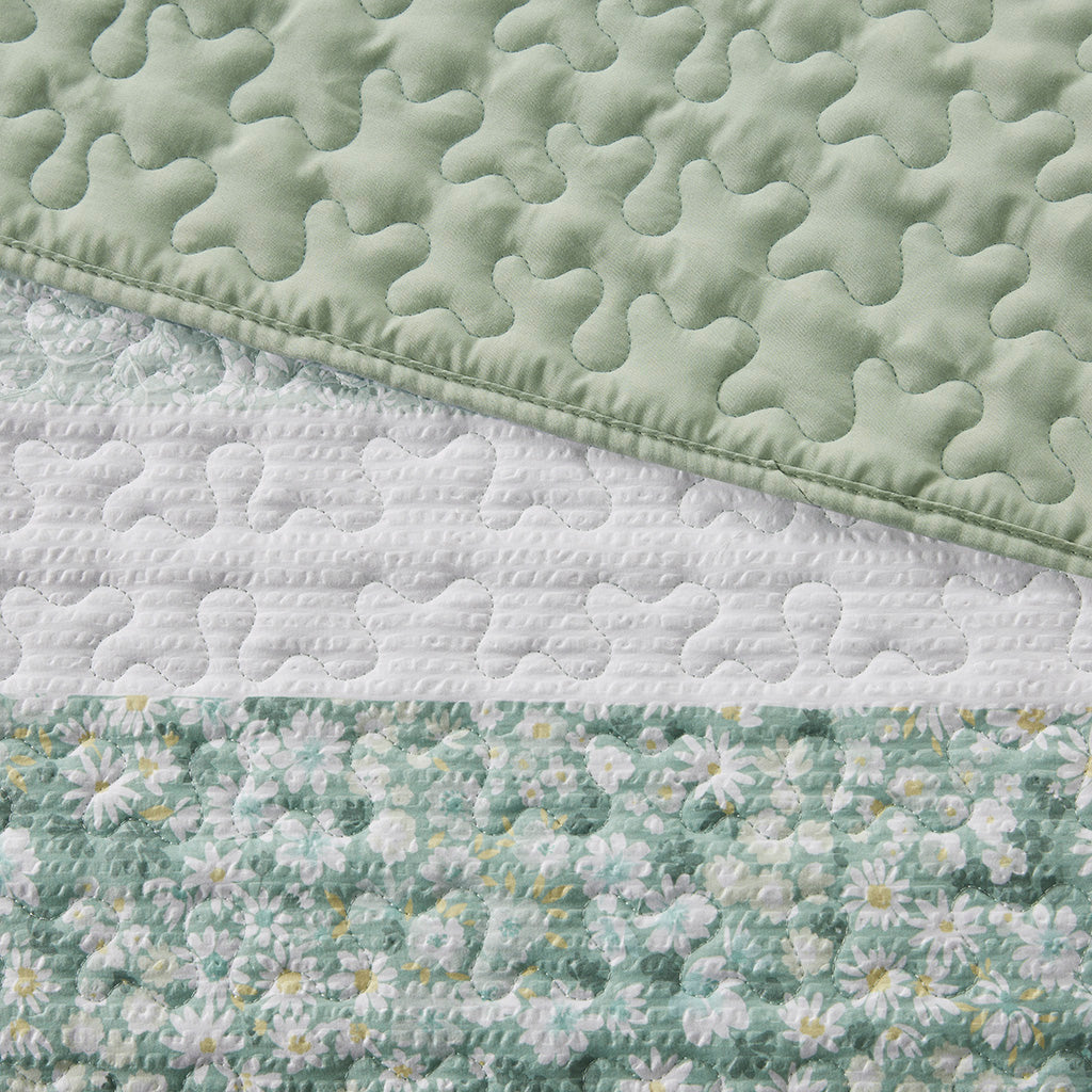 Full/Queen 4 Piece Seersucker Quilt Set with Throw Pillow