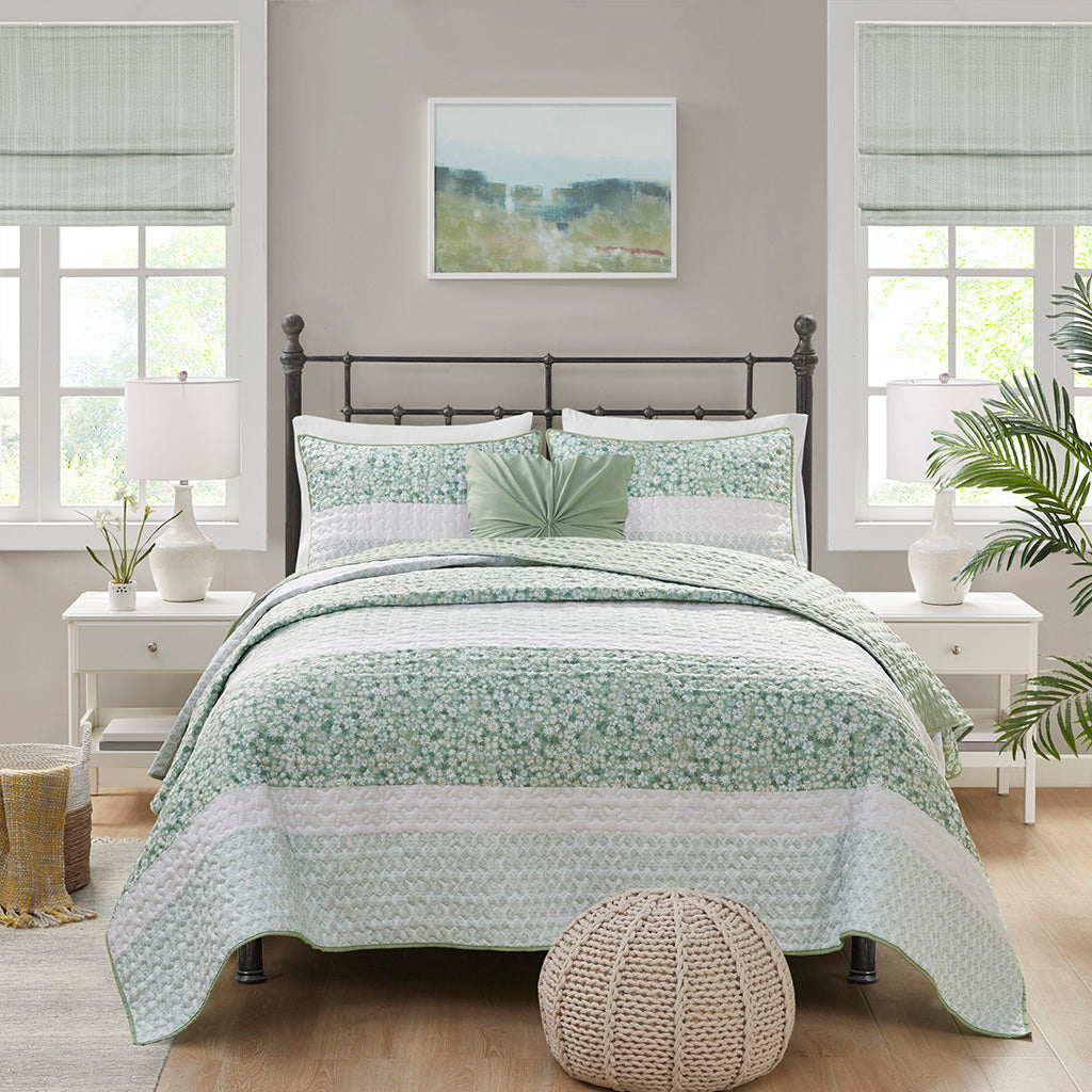 King/Cal King 4 Piece Seersucker Quilt Set with Throw Pillow