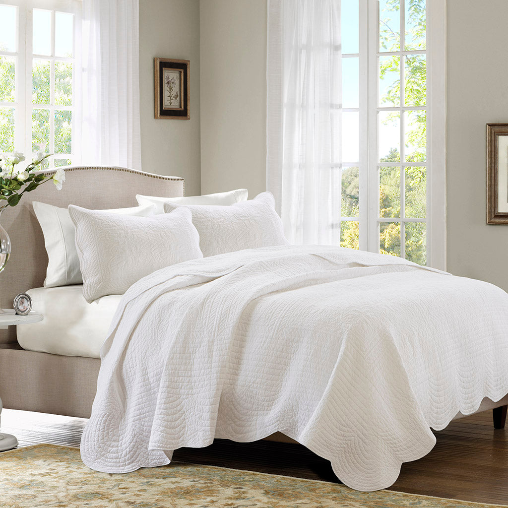 3 Piece Reversible Scalloped Edge Quilt Set White King/Cal King