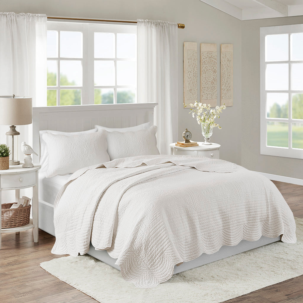 3 Piece Reversible Scalloped Edge Quilt Set White King/Cal King