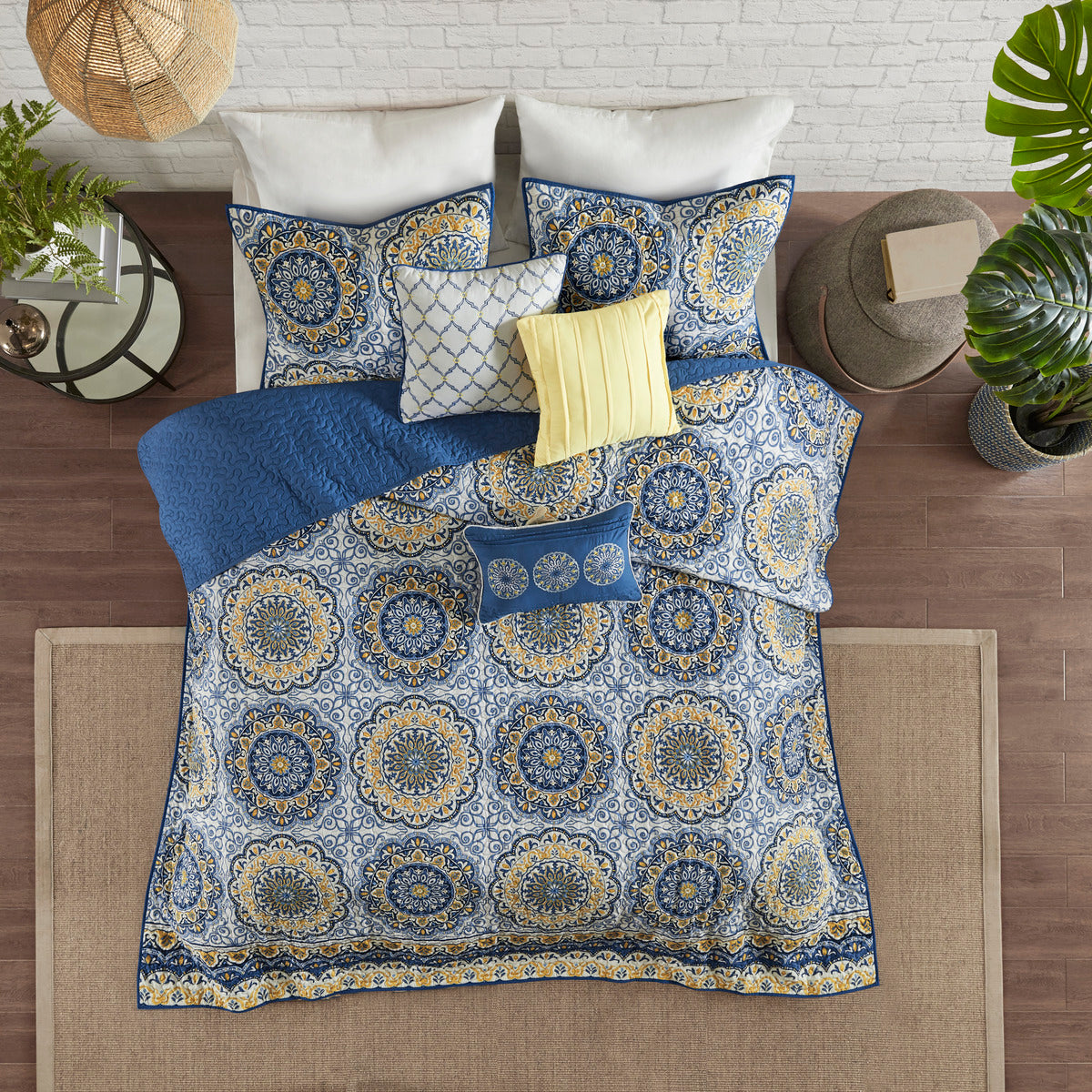 6 Piece Reversible Quilt Set with Throw Pillows Blue King/Cal King