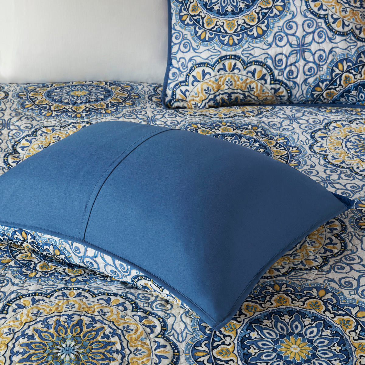 6 Piece Reversible Quilt Set with Throw Pillows Blue King/Cal King