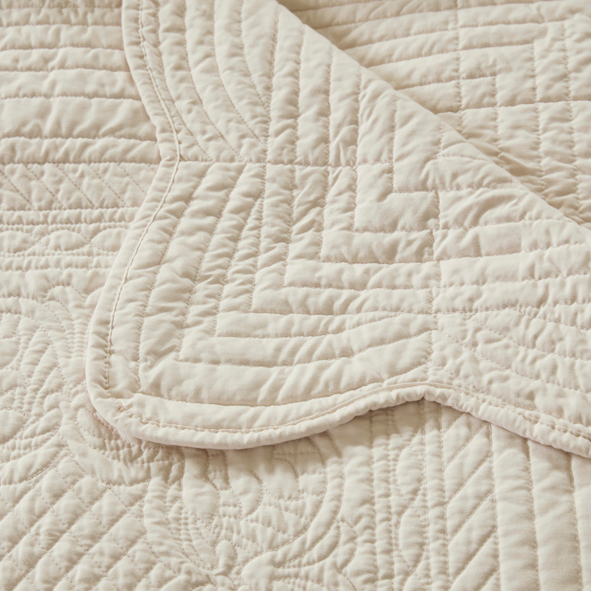 Oversized Quilted Throw with Scalloped Edges Cream 60x72"