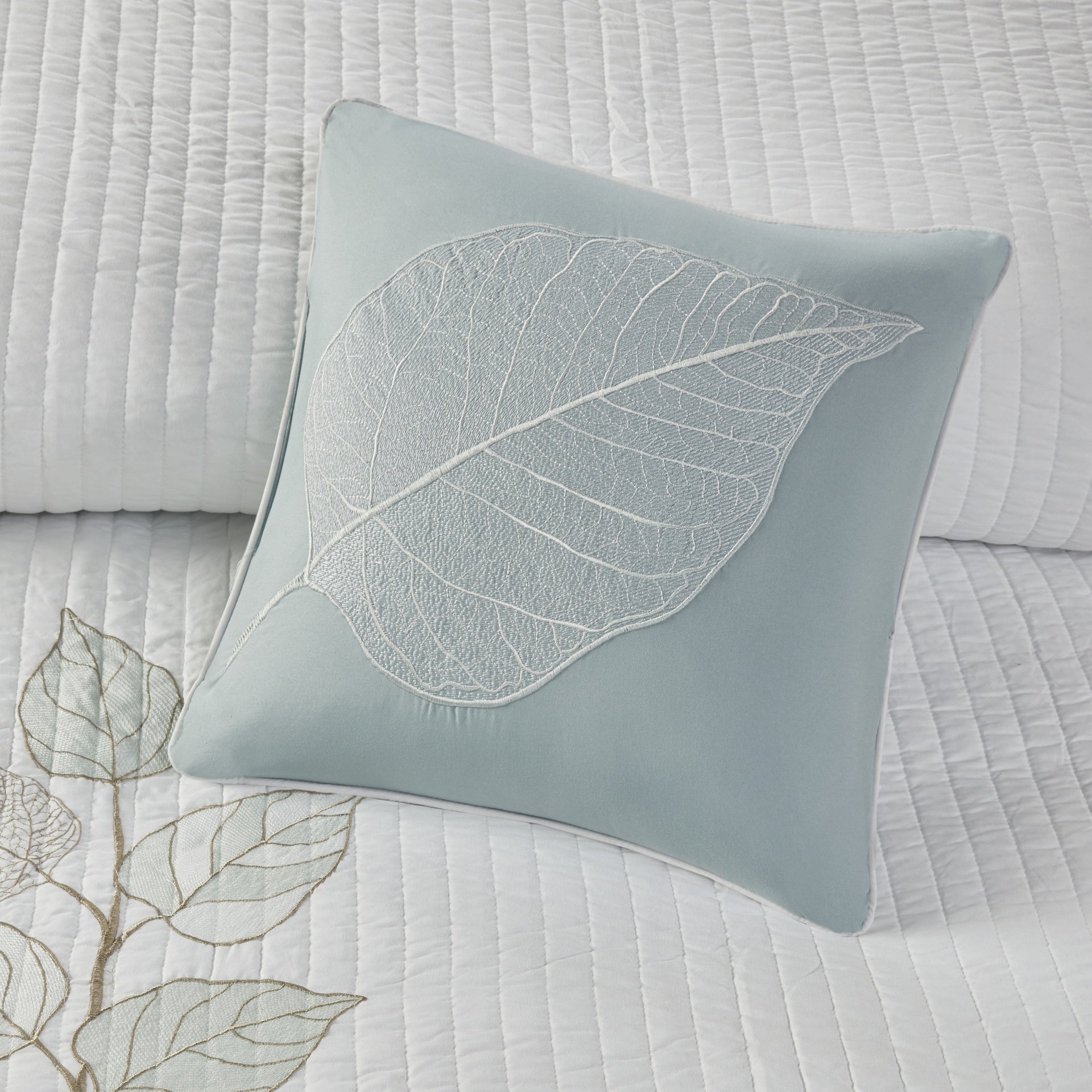 6 Piece Embroidered Quilt Set with Throw Pillows Blue Full/Queen