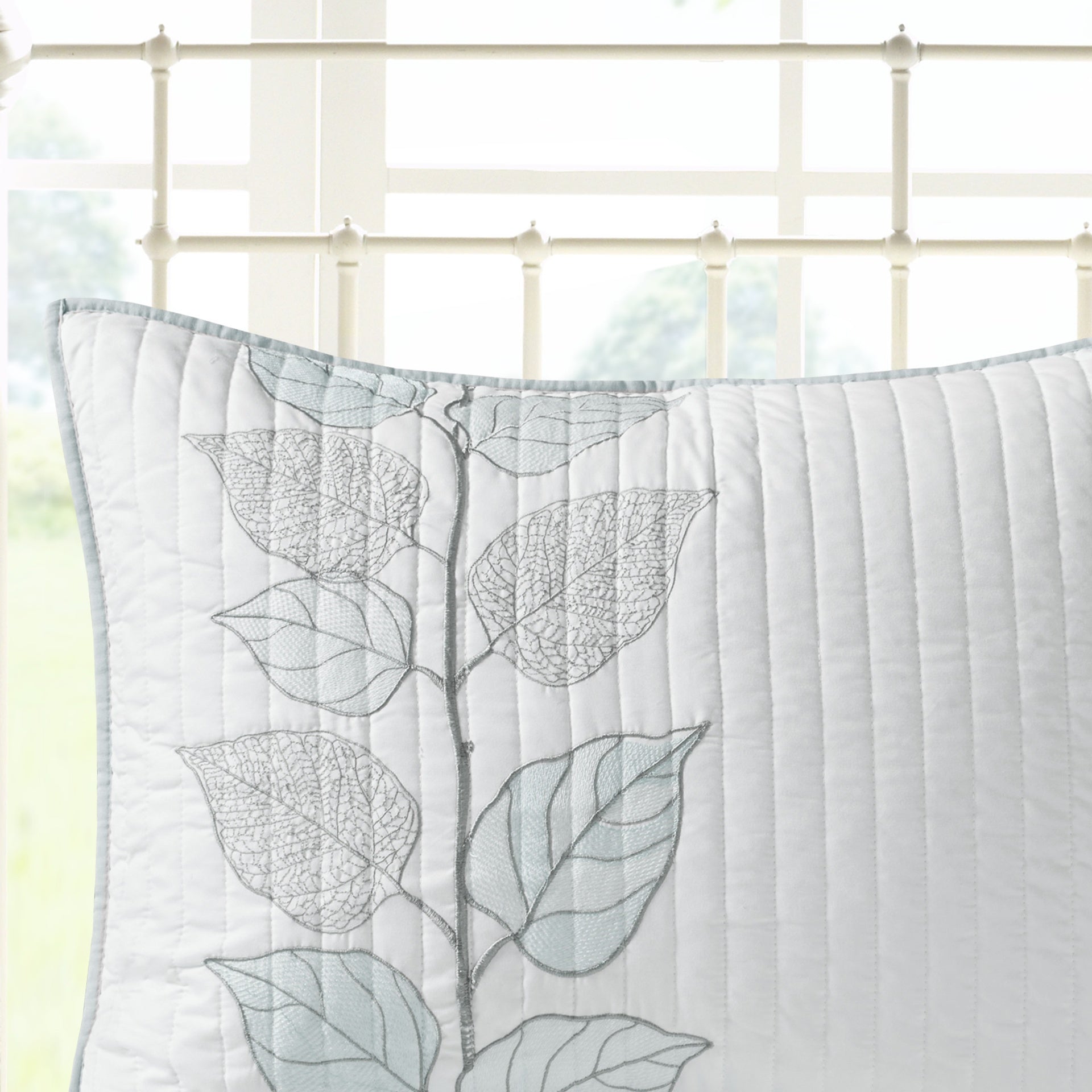 6 Piece Embroidered Quilt Set with Throw Pillows Blue Full/Queen