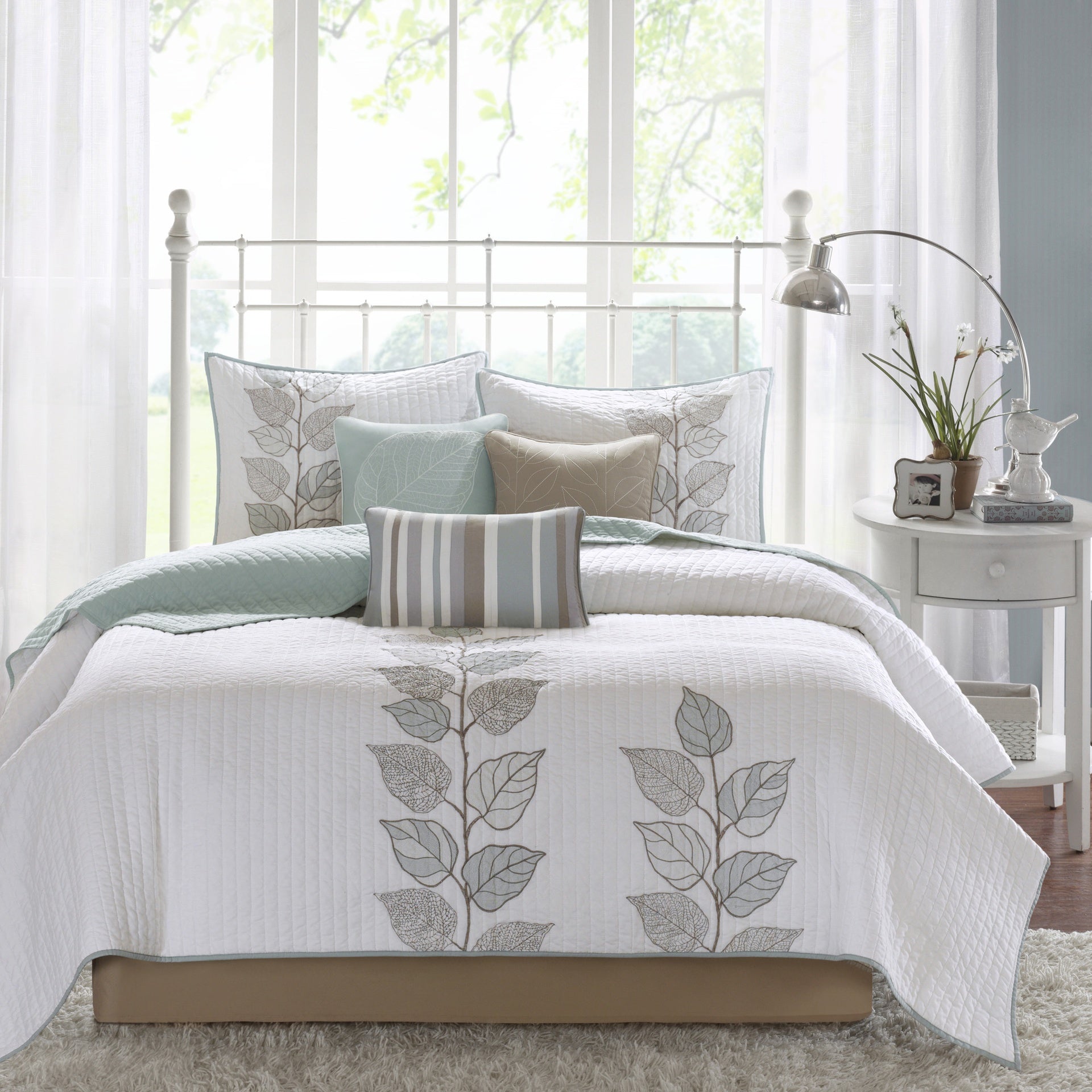 6 Piece Embroidered Quilt Set with Throw Pillows Blue Full/Queen