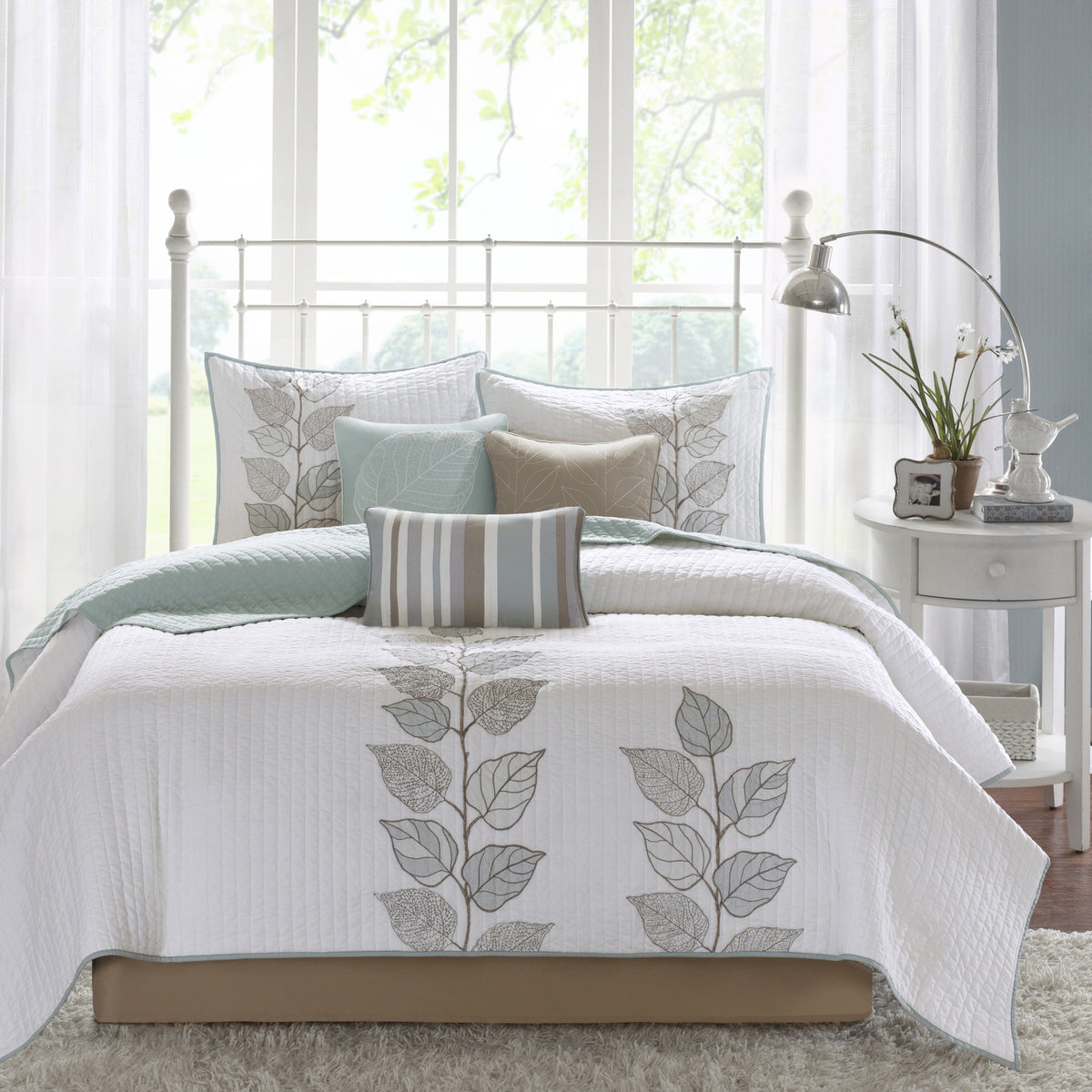 6 Piece Embroidered Quilt Set with Throw Pillows Blue Full/Queen