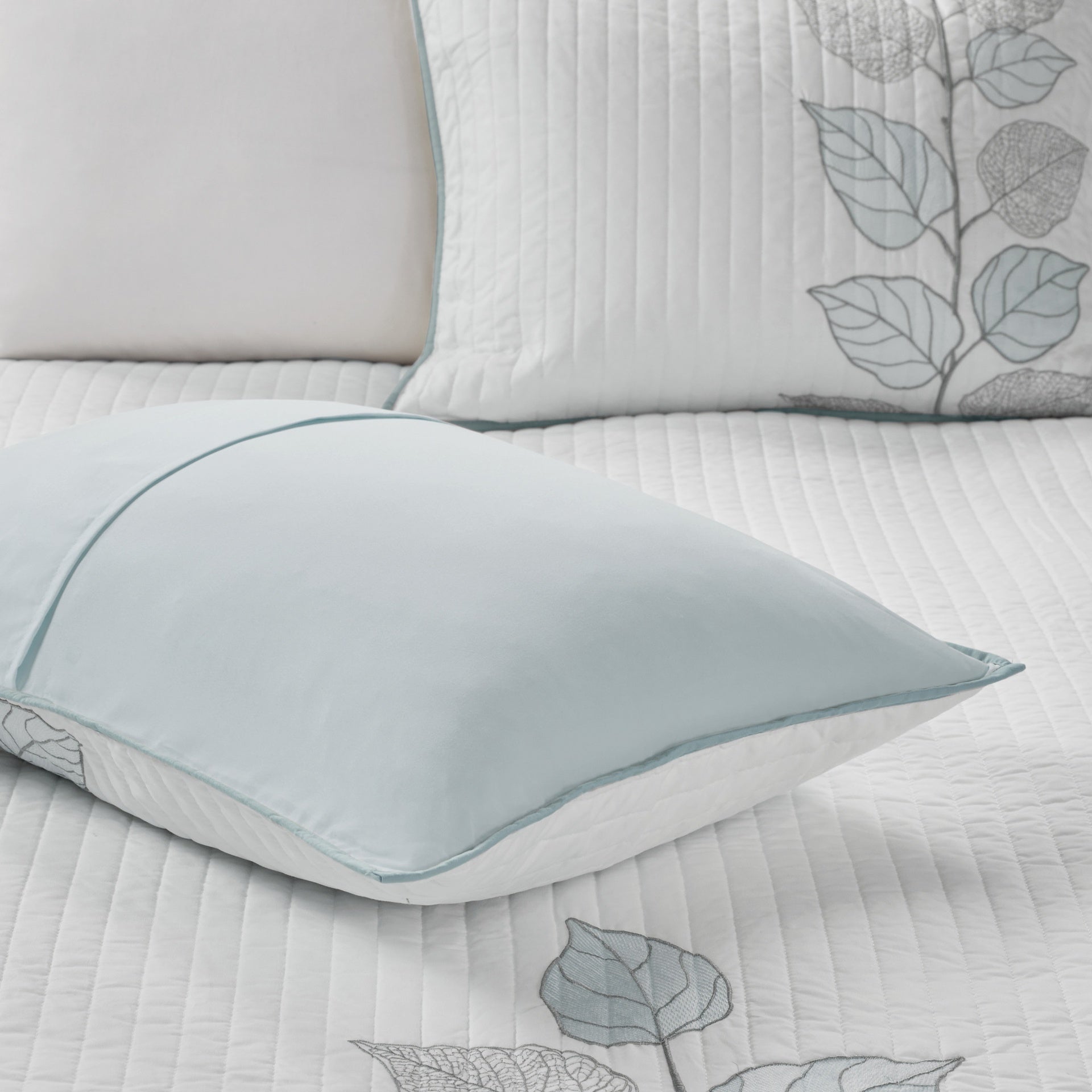6 Piece Embroidered Quilt Set with Throw Pillows Blue Full/Queen