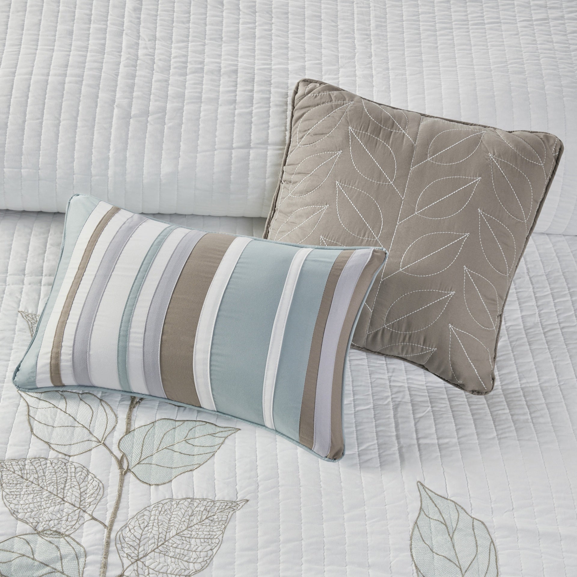 6 Piece Embroidered Quilt Set with Throw Pillows Blue Full/Queen