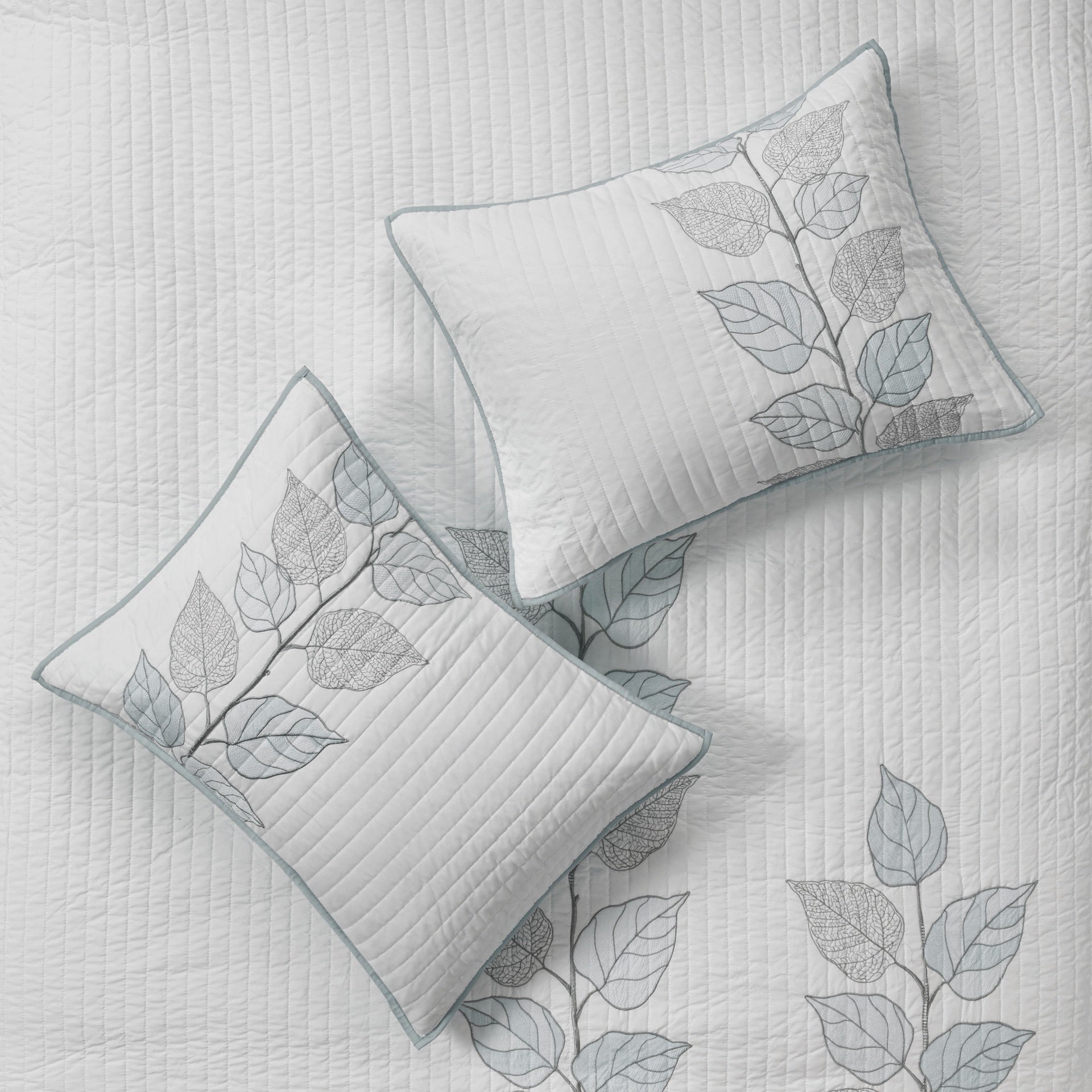 6 Piece Embroidered Quilt Set with Throw Pillows Blue Full/Queen