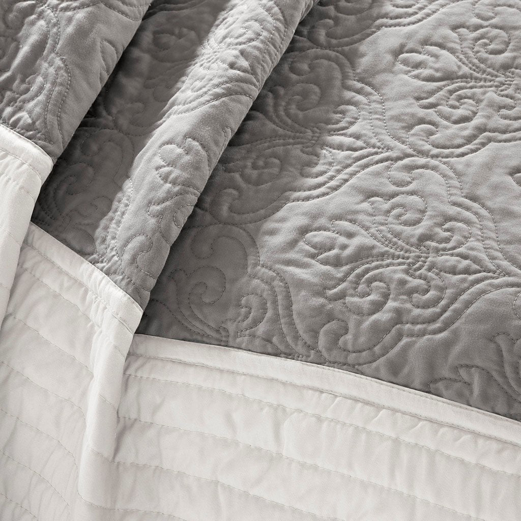 7 Piece Quilt Set with Euro Shams and Throw Pillows Black King/Cal King