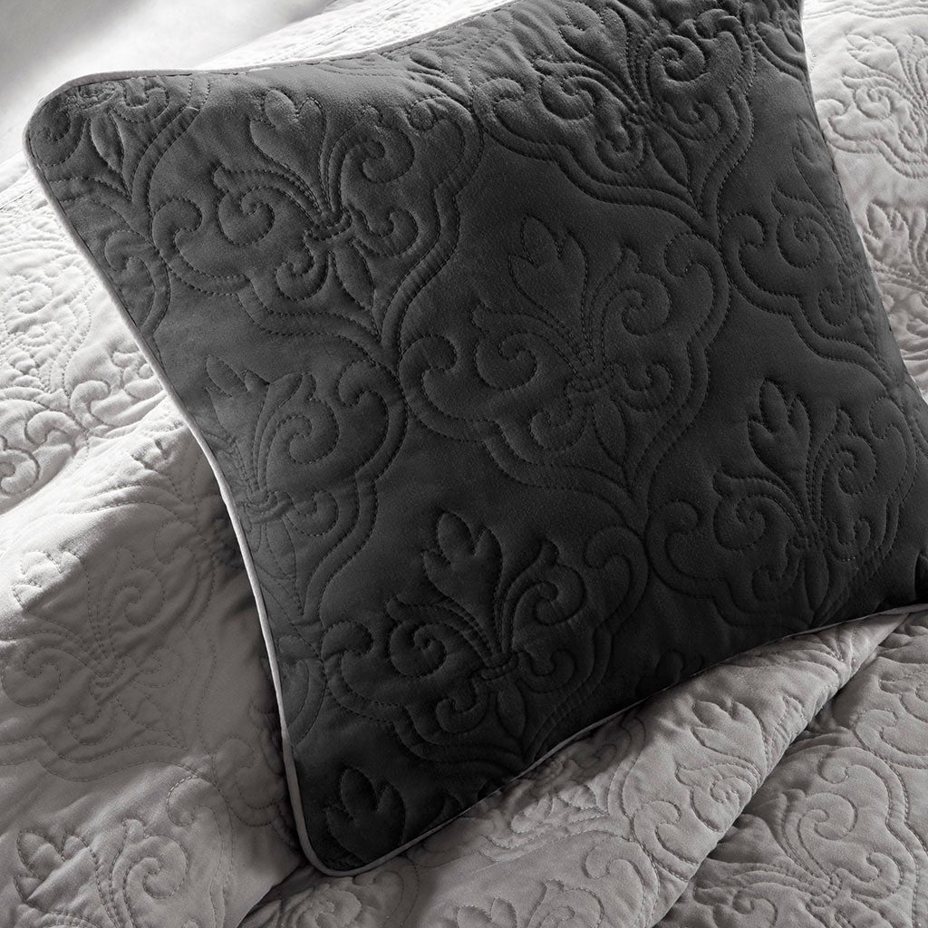 7 Piece Quilt Set with Euro Shams and Throw Pillows Black King/Cal King