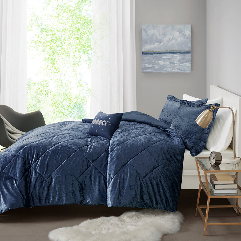 Full/Queen Velvet Comforter Set with Throw Pillow