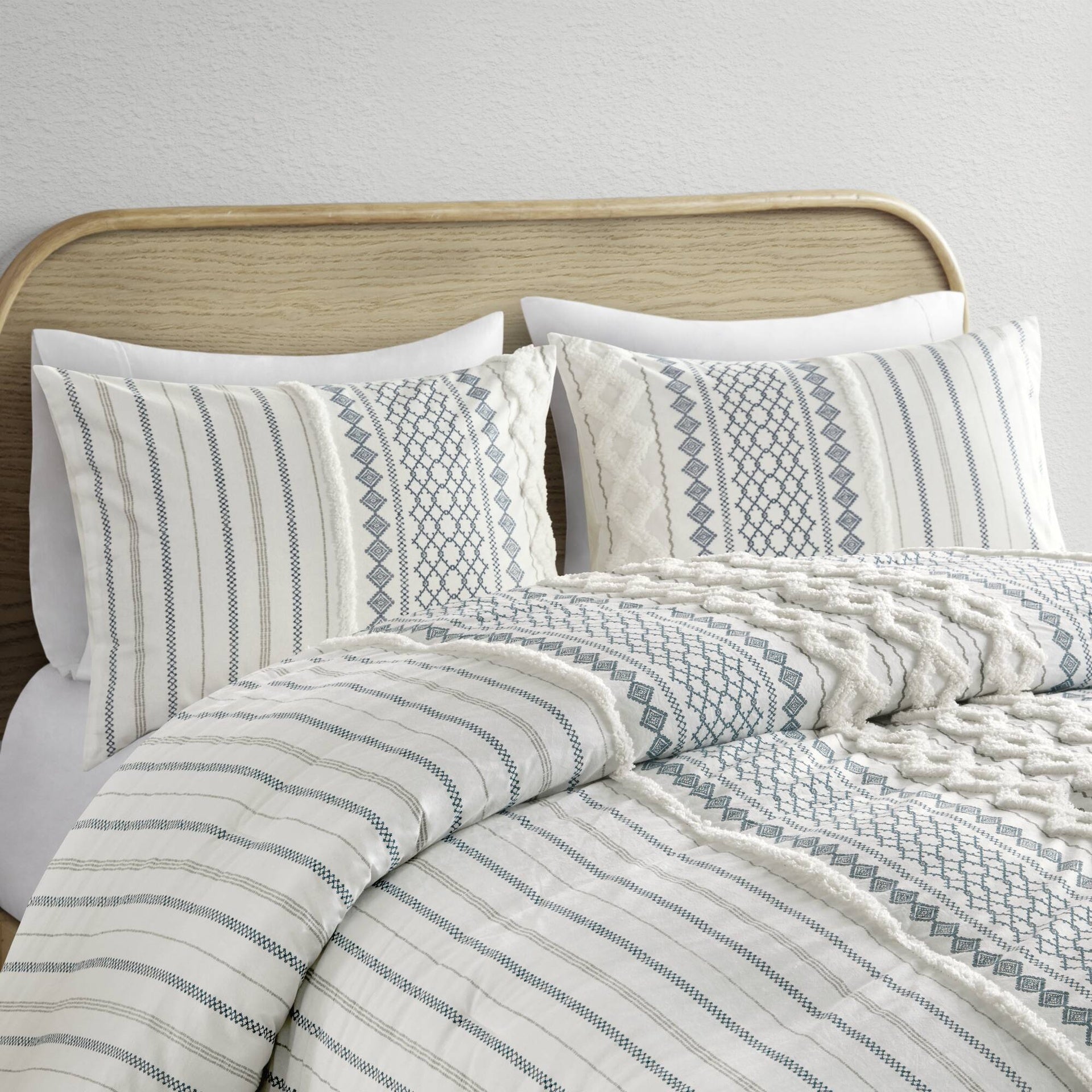 Cotton Printed Comforter Set with Chenille White/Navy King/Cal King