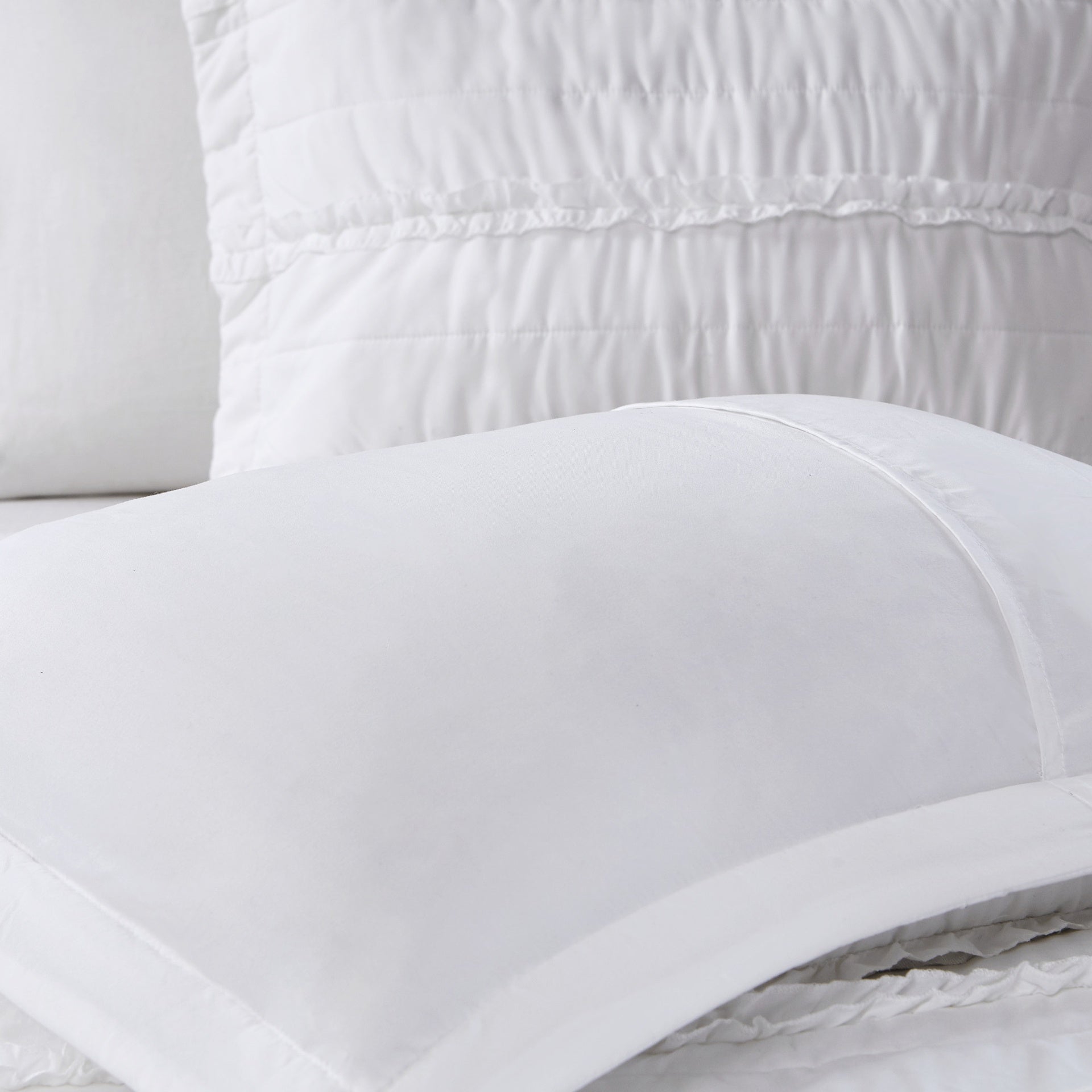4 Piece Microfiber Reversible Ruffle Quilt Set with Throw Pillow White King/Cal King