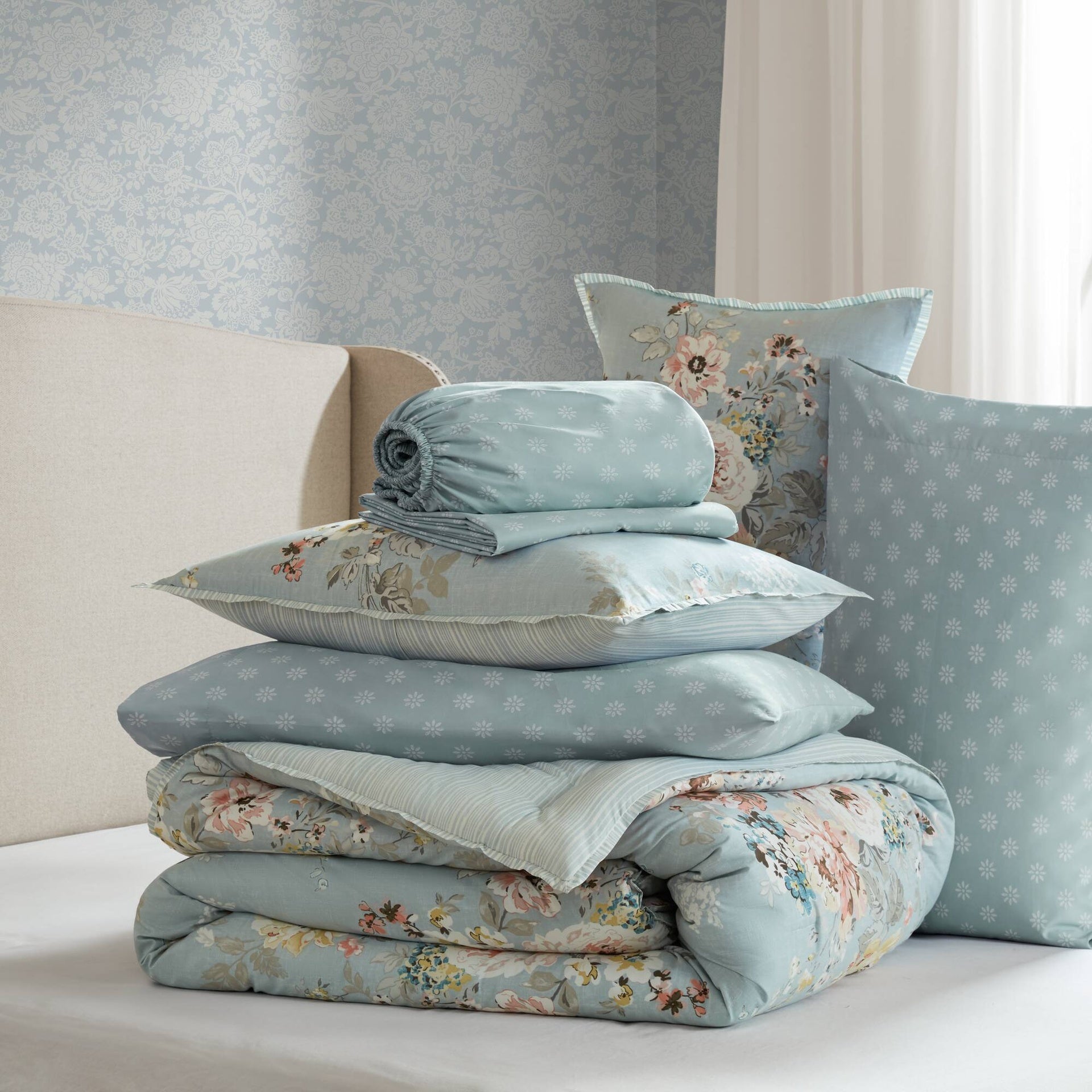 7-Piece Queen 7 Piece Vintage-inspired Collection floral print,Soft Blue