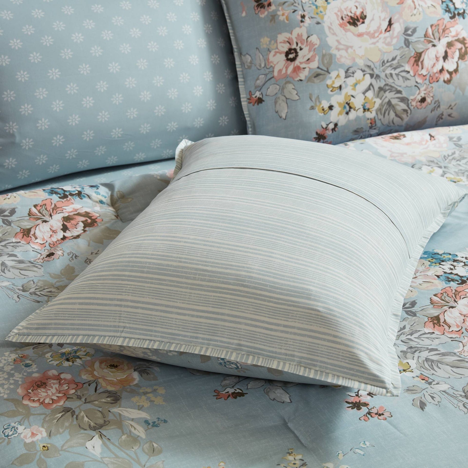7-Piece Queen 7 Piece Vintage-inspired Collection floral print,Soft Blue