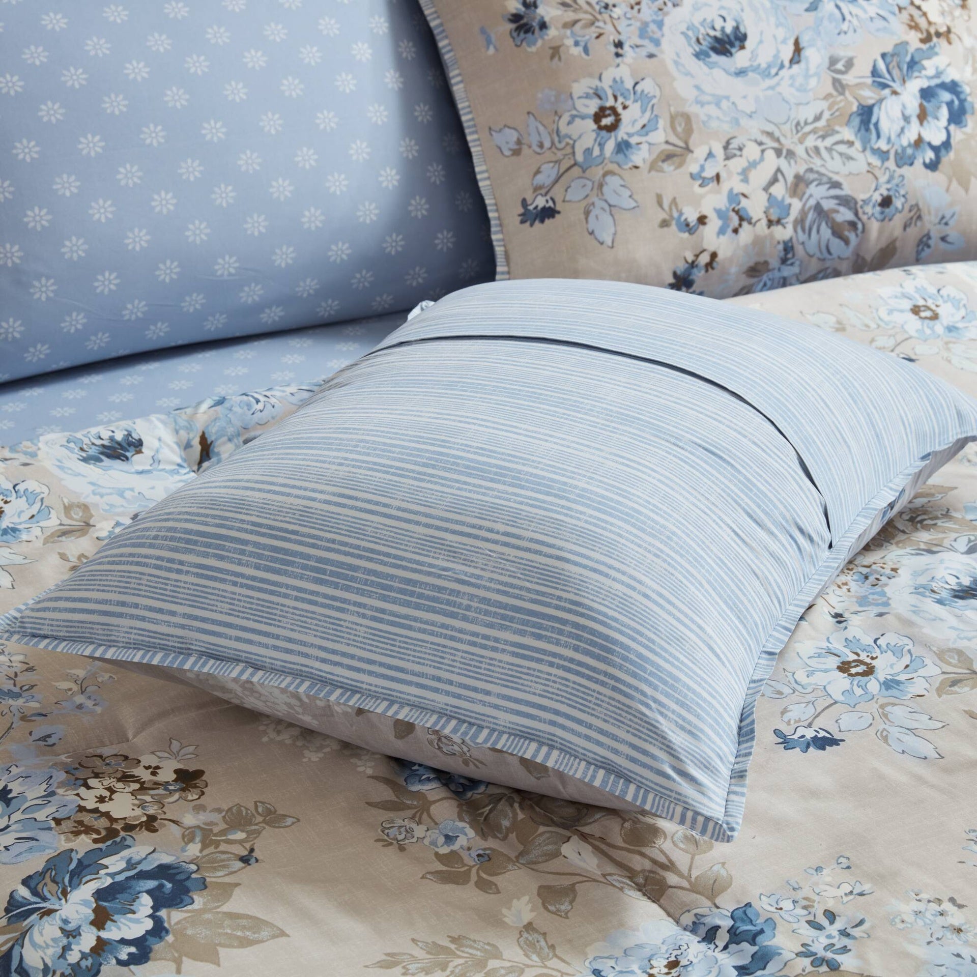 7-Piece Queen 7 Piece Vintage-inspired Collection floral print,Beige/Blue