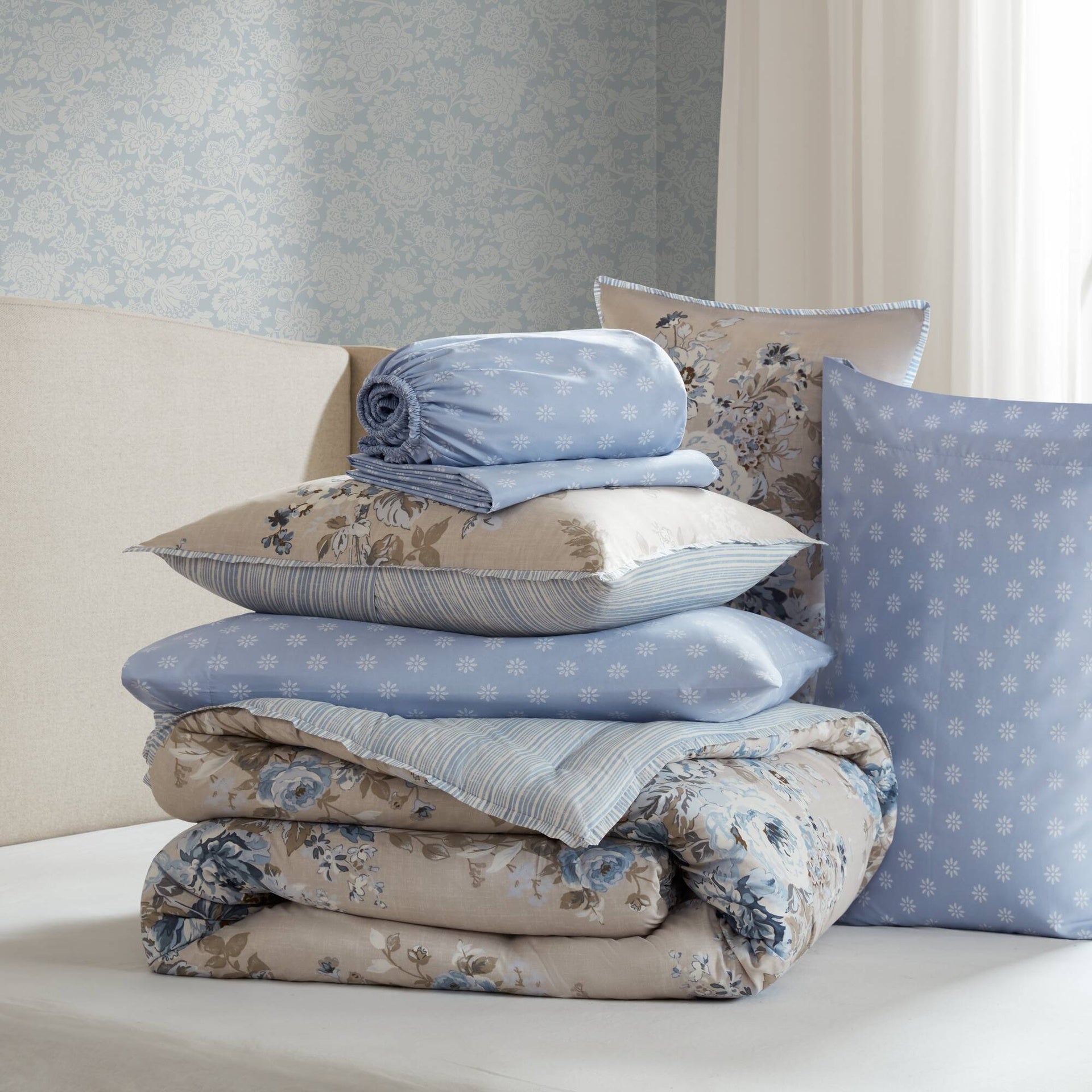 7-Piece Queen 7 Piece Vintage-inspired Collection floral print,Beige/Blue