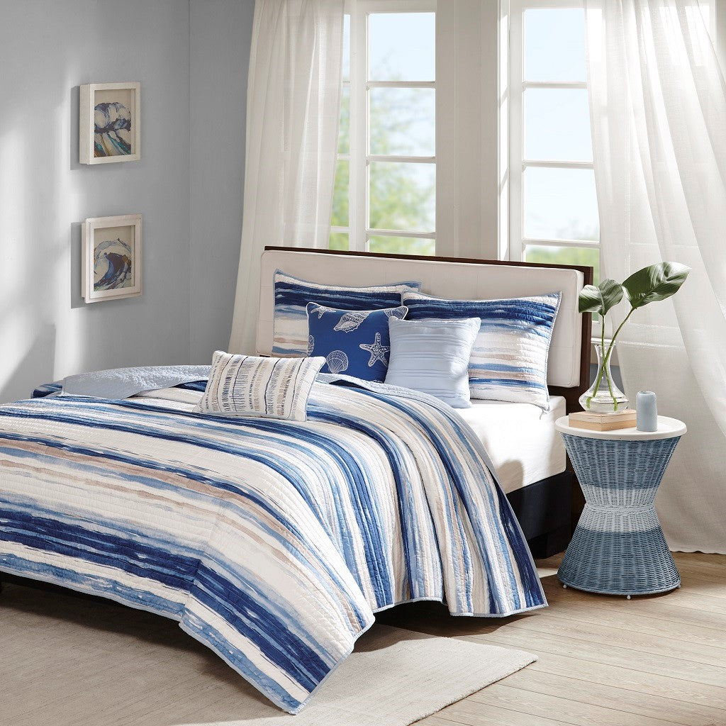 6 Piece Printed Quilt Set with Throw Pillows Blue King/Cal King