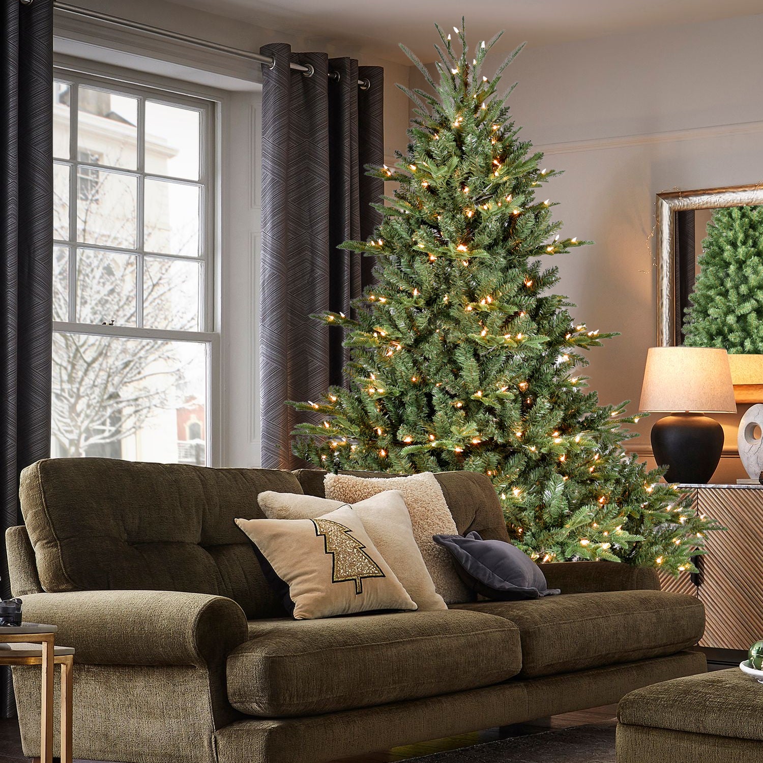 4FT Full-Shape Christmas Tree with 150 UL Lights – PE/PVC Mixed Branches, 673 Tips, Wide Base for Spacious Areas, Hinged Structure, Stable Metal Stand