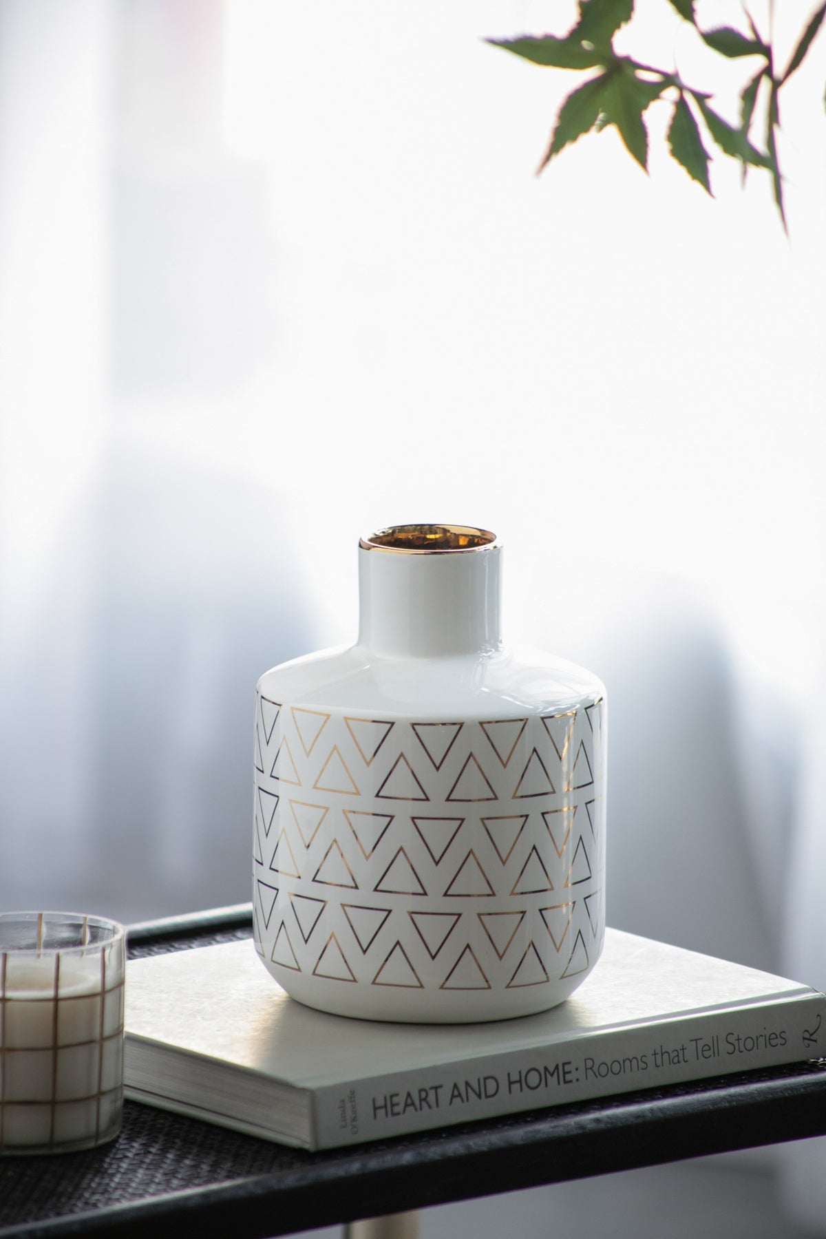 D5.9x7.9" Round White/Gold Vase