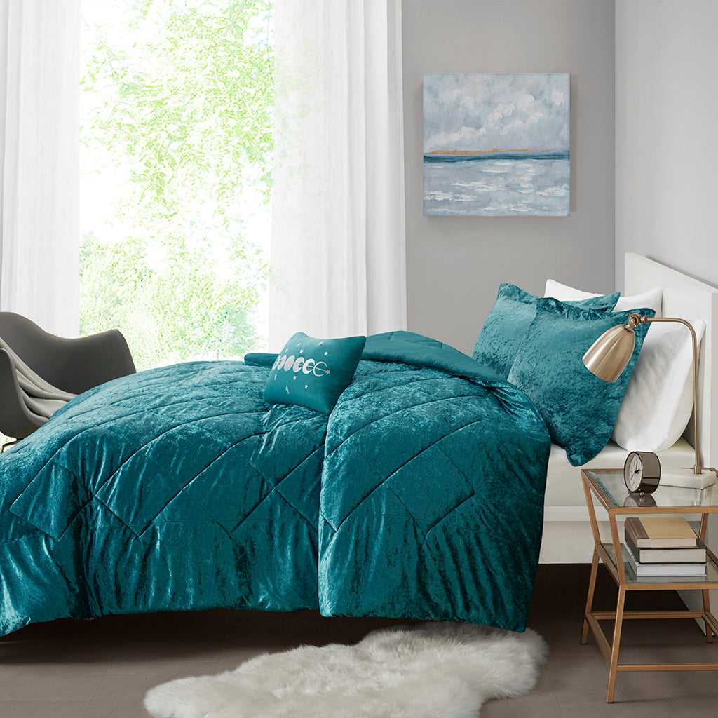 King/Cal King Velvet Comforter Set with Throw Pillow