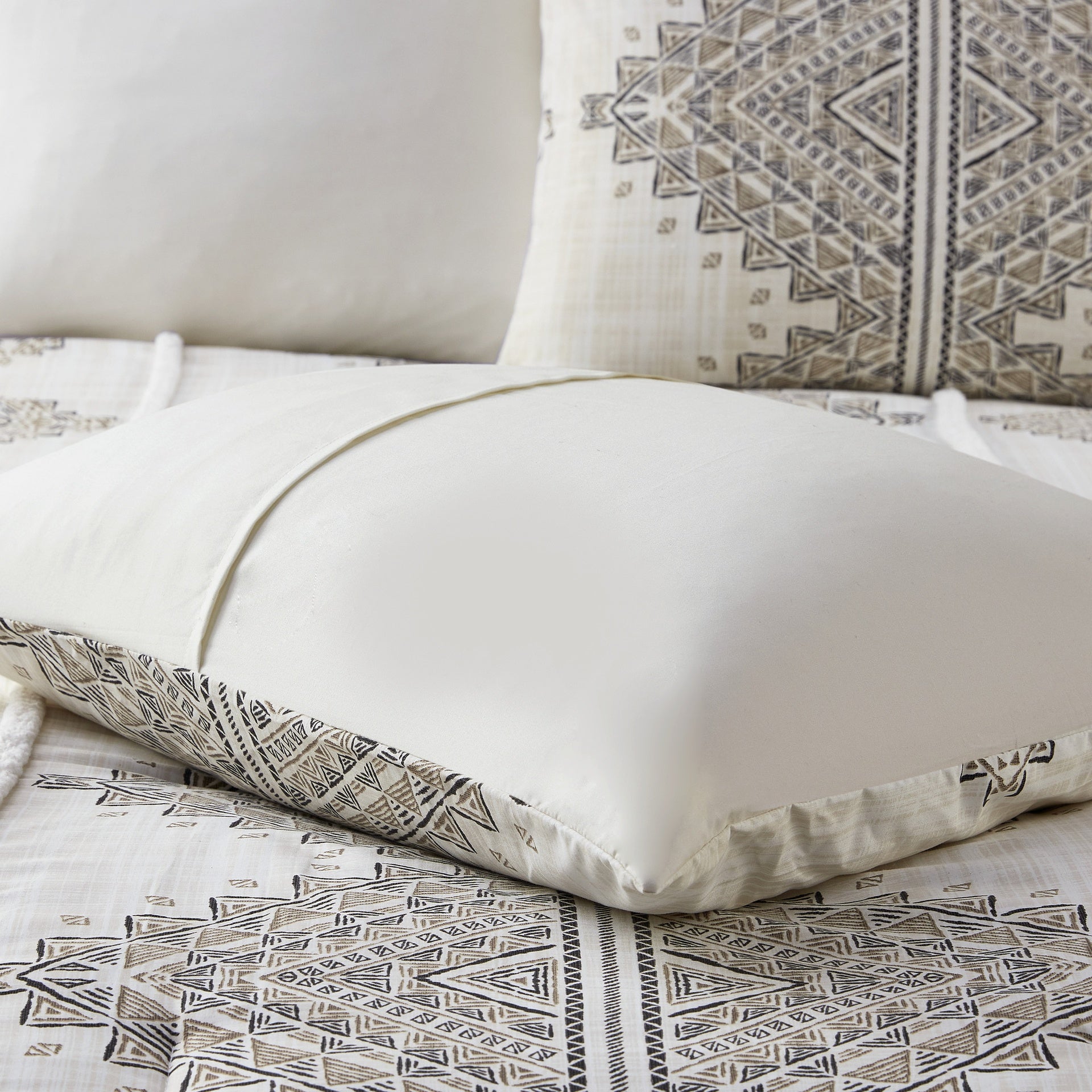 4 Piece Printed Comforter Set with Throw Pillow Black/Ivory Full/Queen