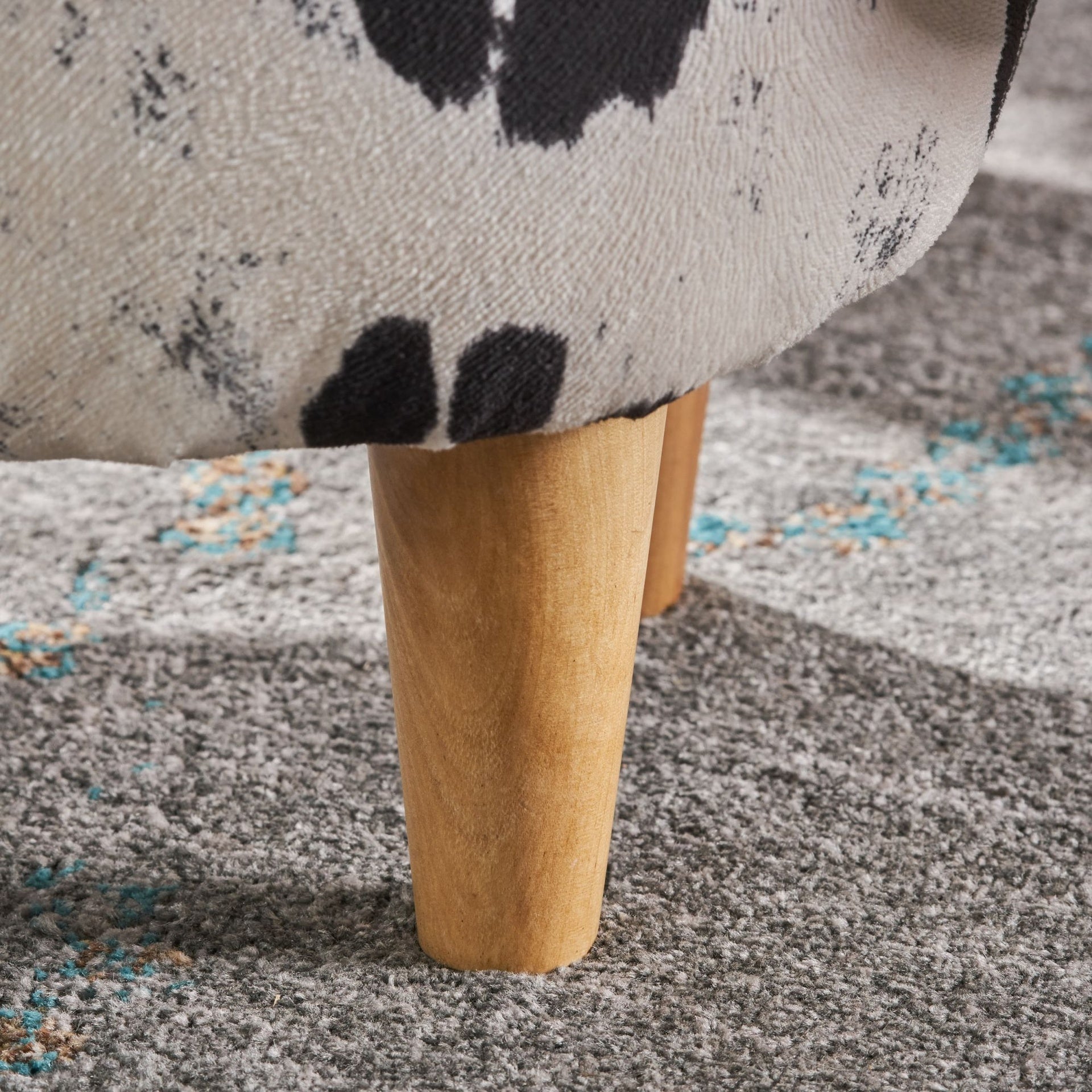 Animal Ottoman/Footstool, Black and White Cow-Shaped Ottoman, Modern Ottoman, Modern Accent Stool Home Decor, Suitable for Living Room, Bedroom, Porch, Garden, Backyard, Balcony