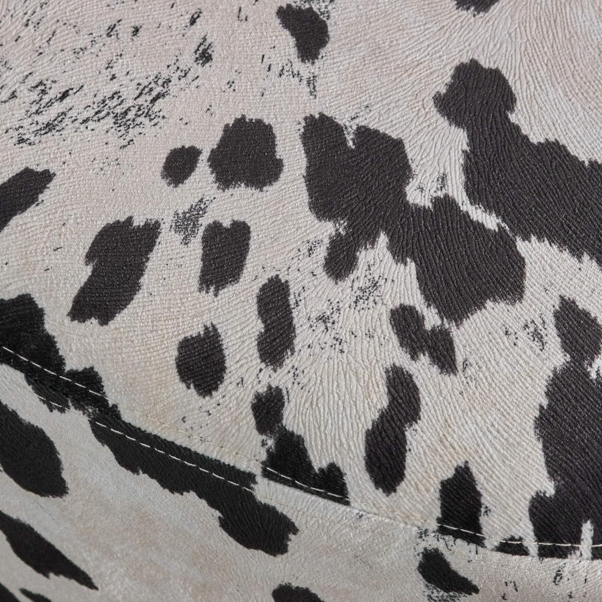 Animal Ottoman/Footstool, Black and White Cow-Shaped Ottoman, Modern Ottoman, Modern Accent Stool Home Decor, Suitable for Living Room, Bedroom, Porch, Garden, Backyard, Balcony
