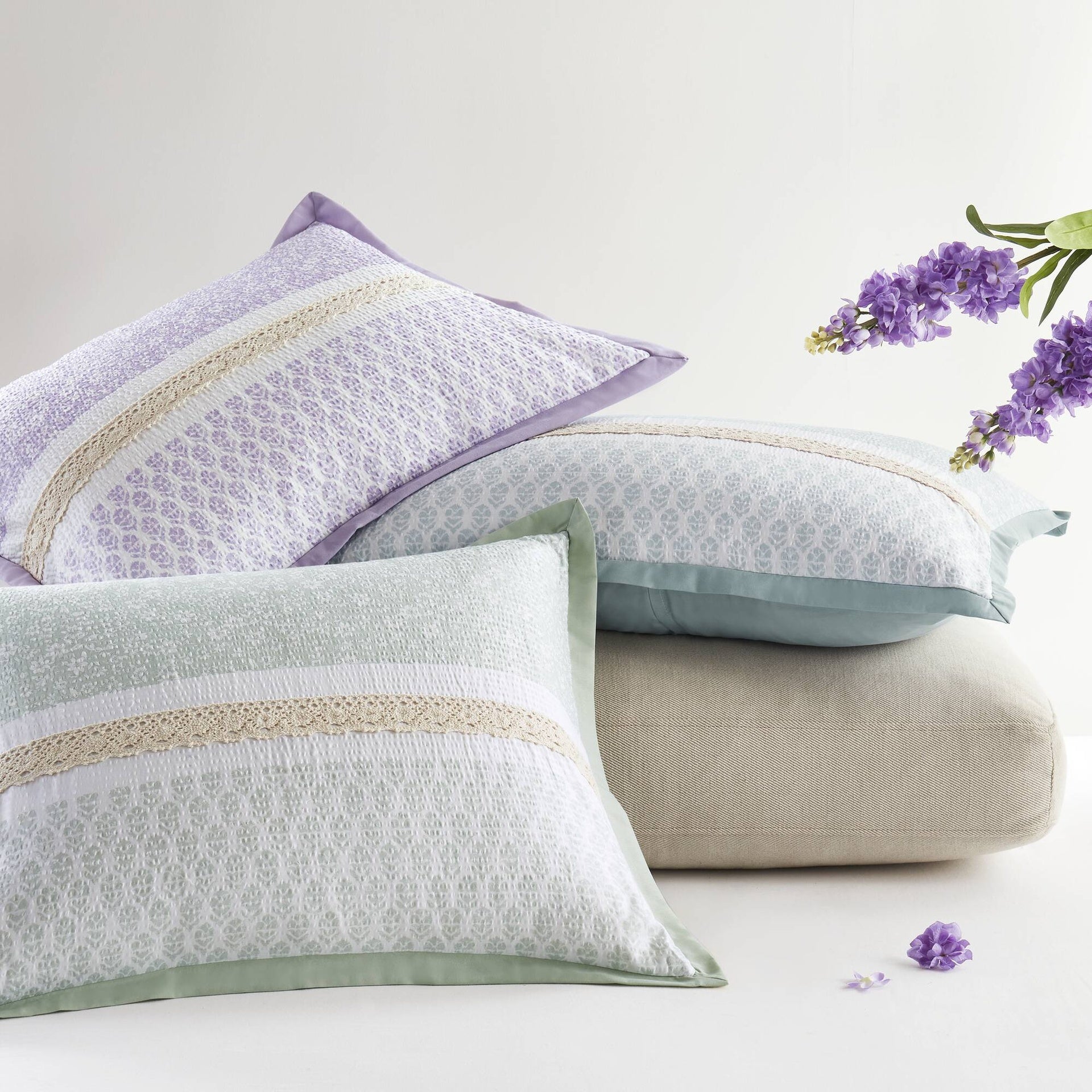 5 PCS Full/Queen Seersucker Comforter Set with Throw Pillows