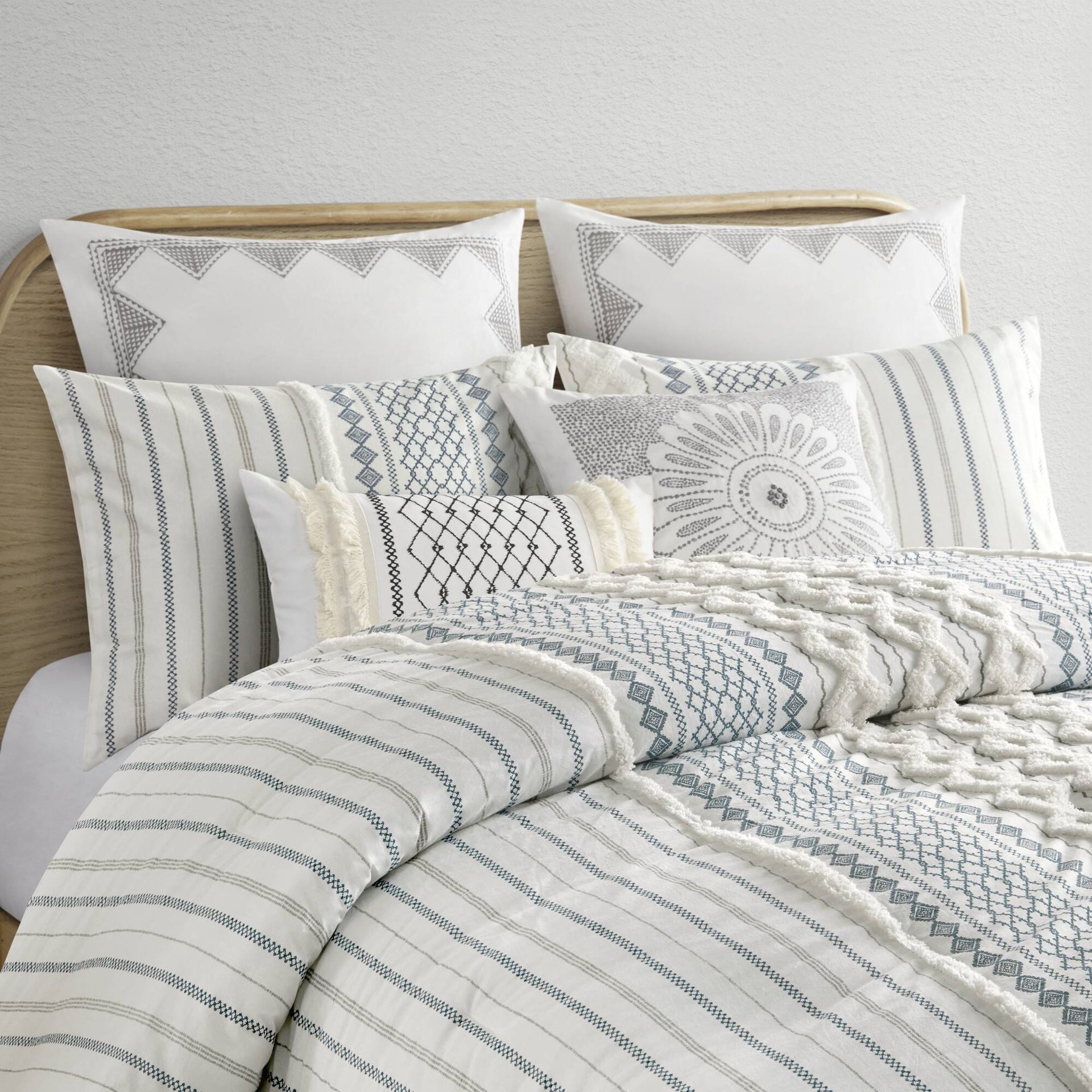 Cotton Printed Comforter Set with Chenille White/Navy Full/Queen