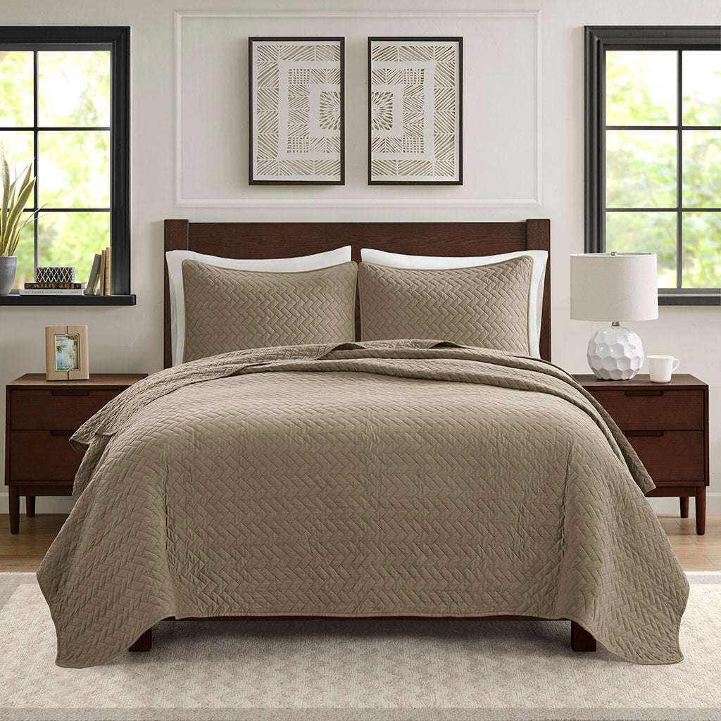 Queen 3 Piece Luxurious Oversized Quilt Set