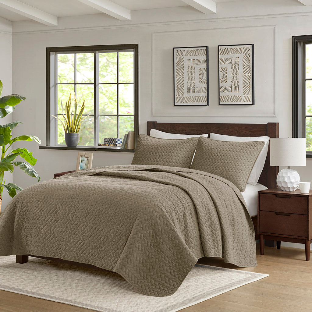 Queen 3 Piece Luxurious Oversized Quilt Set