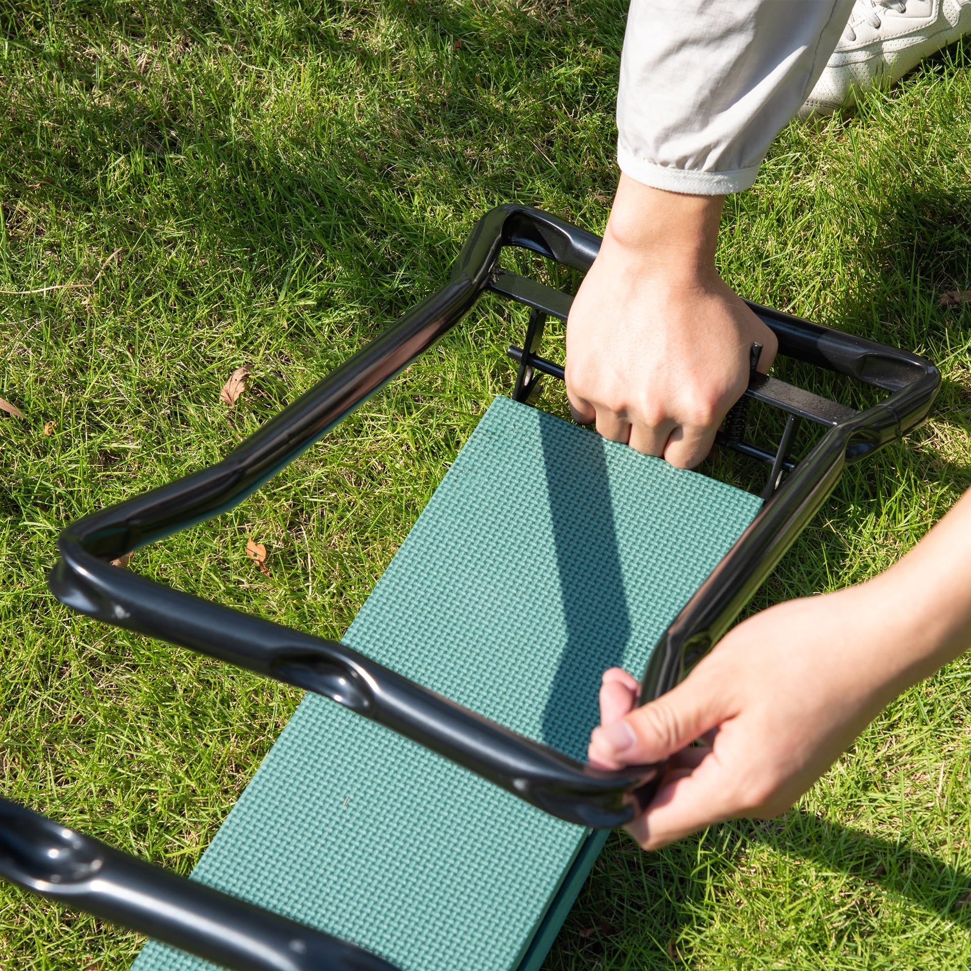 Outsunny Padded Garden Kneeler and Seat Bench, Padded Foldable Garden Stool, Green