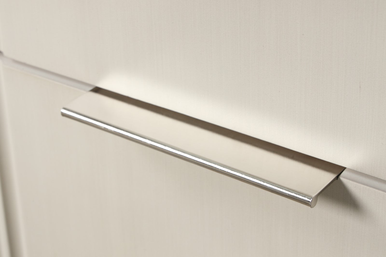 1pc Chest Metal Side Glides Chrome Finger Pulls 5-English Dovetail Drawers Accent Fluted Design Antique White Finish Transitional Style Bedroom