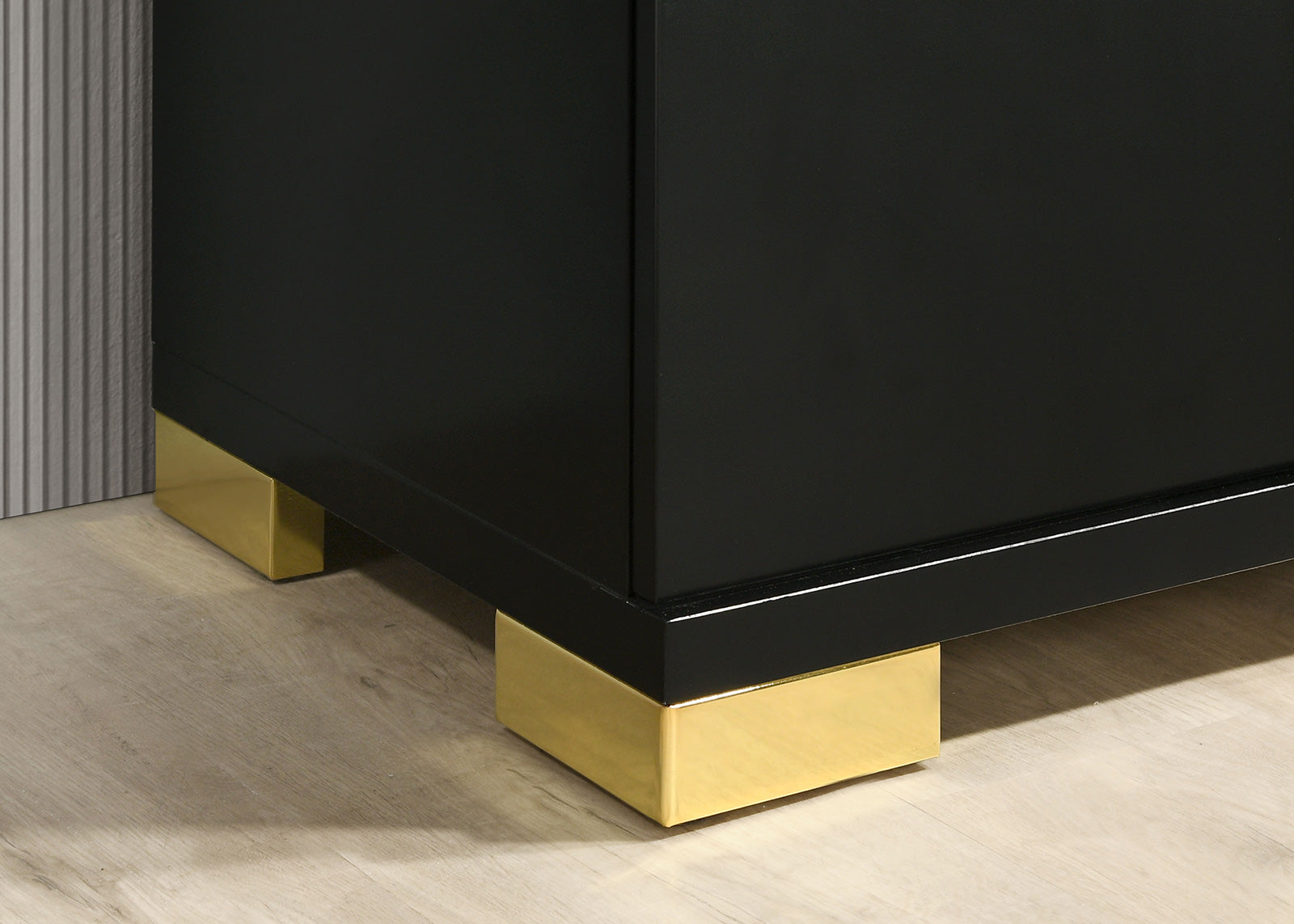 Black And Gold Finish Contemporary Style 1pc Chest Modern Design Metal Bracket Legs Gold Dust Proof Case Ball Bearing Glides Bedroom Furniture