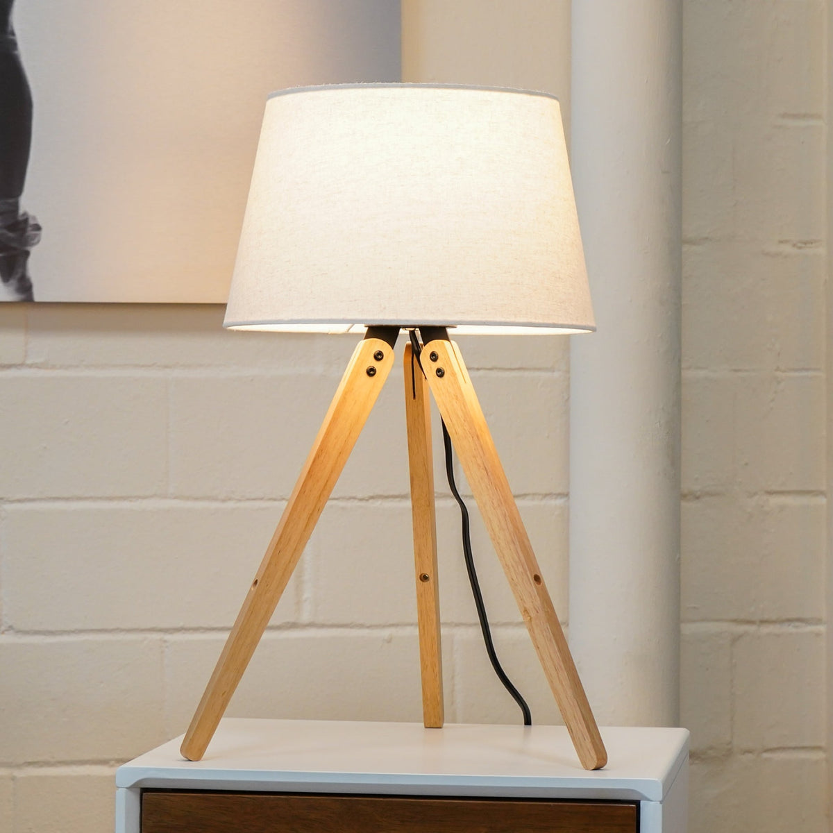 High Quality Hotel European Modern Bed Side nightstand Decorative Led Table/desk Lamp, Birch Three Legged Wooden Bar Table Lamp - Natural - Black 110V