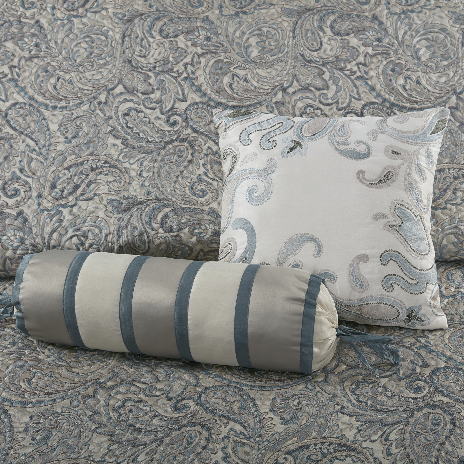 5 Piece Jacquard Bedspread Set with Throw Pillows Teal King