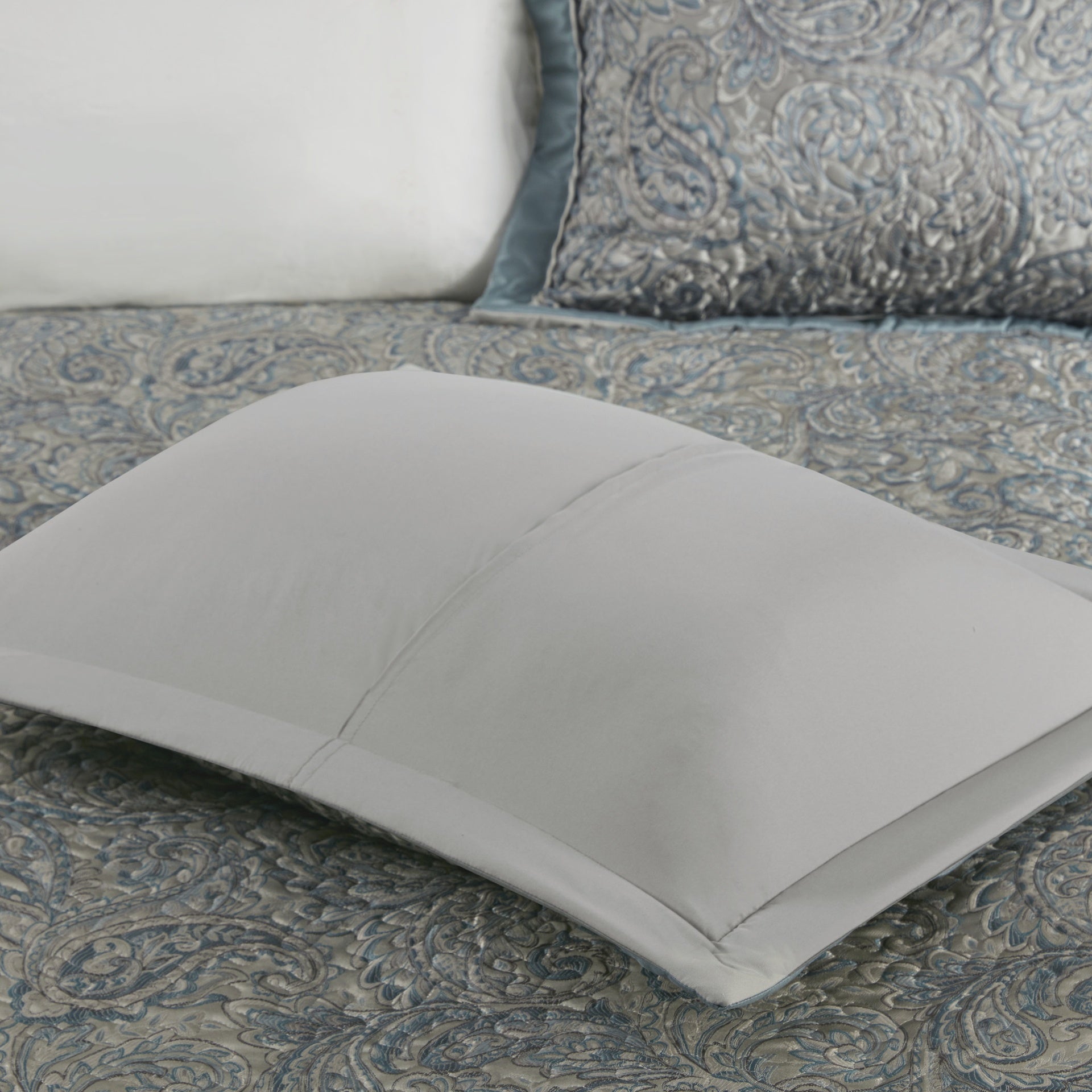 5 Piece Jacquard Bedspread Set with Throw Pillows Teal King