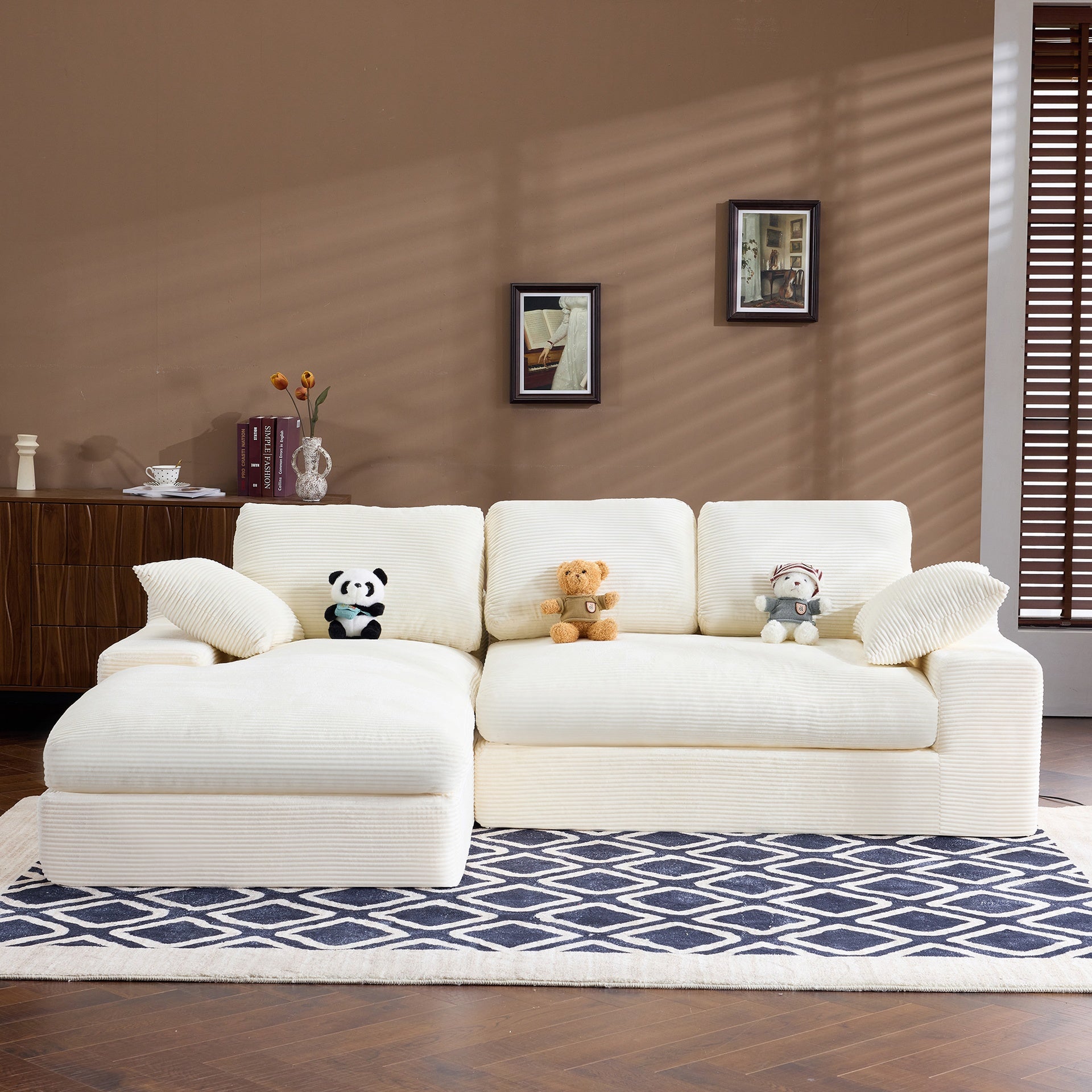 White corduroy compressed sofa. It has a soft and skin-friendly sitting feel, adding a healing atmosphere to the warm living room. It comes with 3 back cushions and 2 throw pillows.