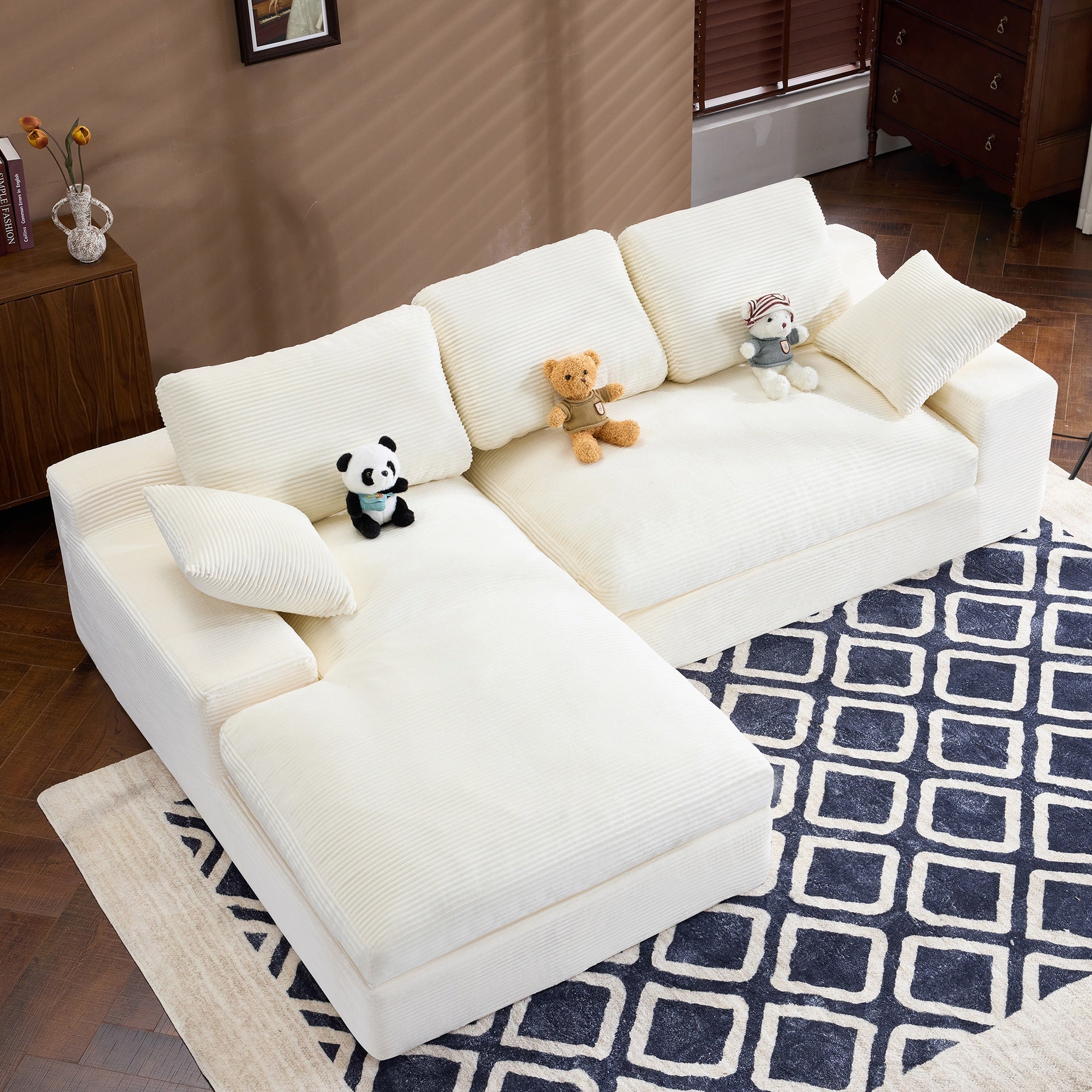 White corduroy compressed sofa. It has a soft and skin-friendly sitting feel, adding a healing atmosphere to the warm living room. It comes with 3 back cushions and 2 throw pillows.