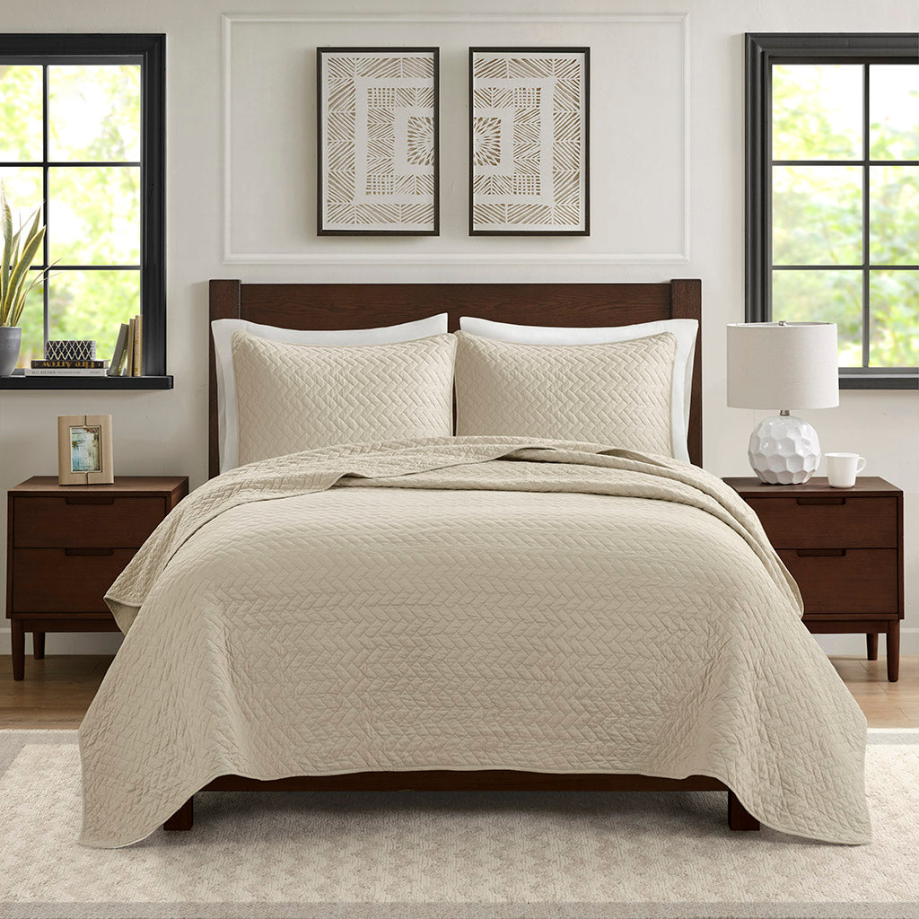Queen 3 Piece Luxurious Oversized Quilt Set