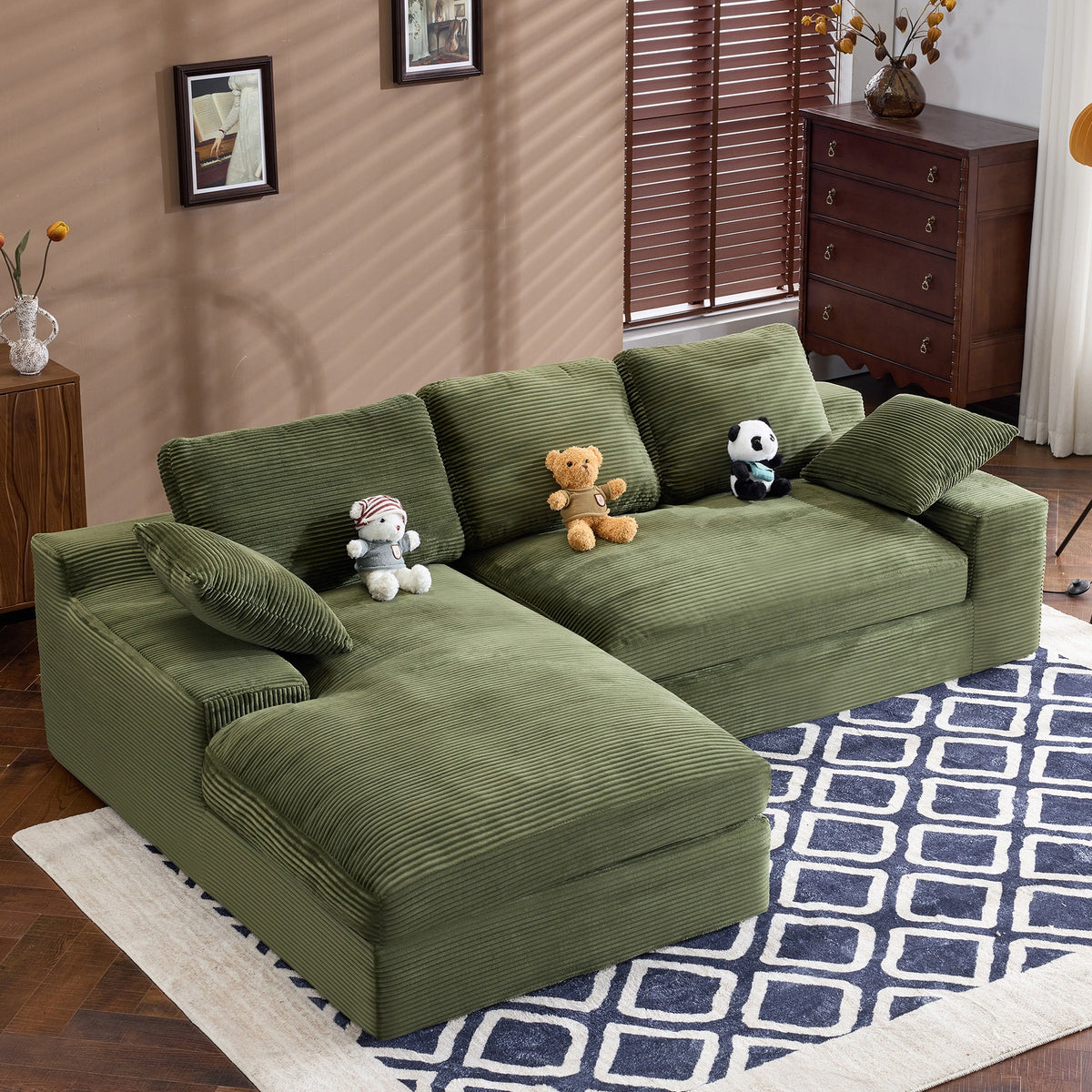 Green corduroy compressed sofa. It has a soft and skin-friendly sitting feel, adding a healing atmosphere to the warm living room. It comes with 3 back cushions and 2 throw pillows.