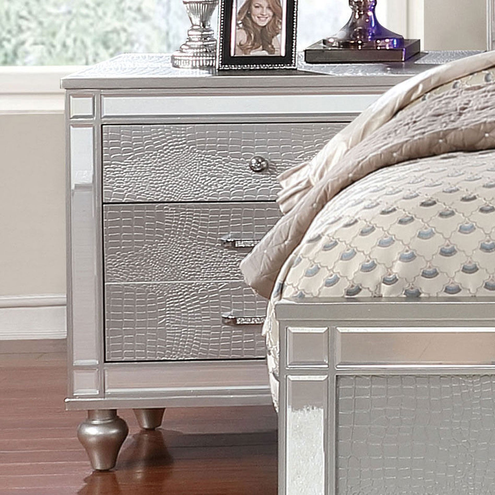 Silver 1pc Nightstand Bun Feet Crocodile-Textured Bedside Table Mirror Trim Felt-lined Top Drawers Bedroom Furniture