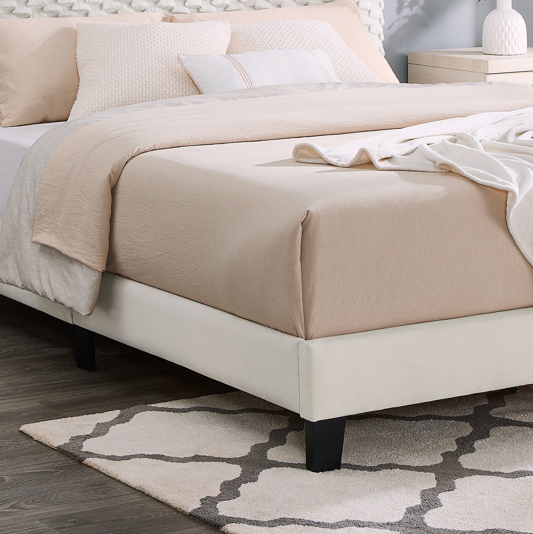 Roundhill Furniture Findlay 2-Piece Bedroom Set, Plush 3D Upholstered Bed with Nightstand, Full