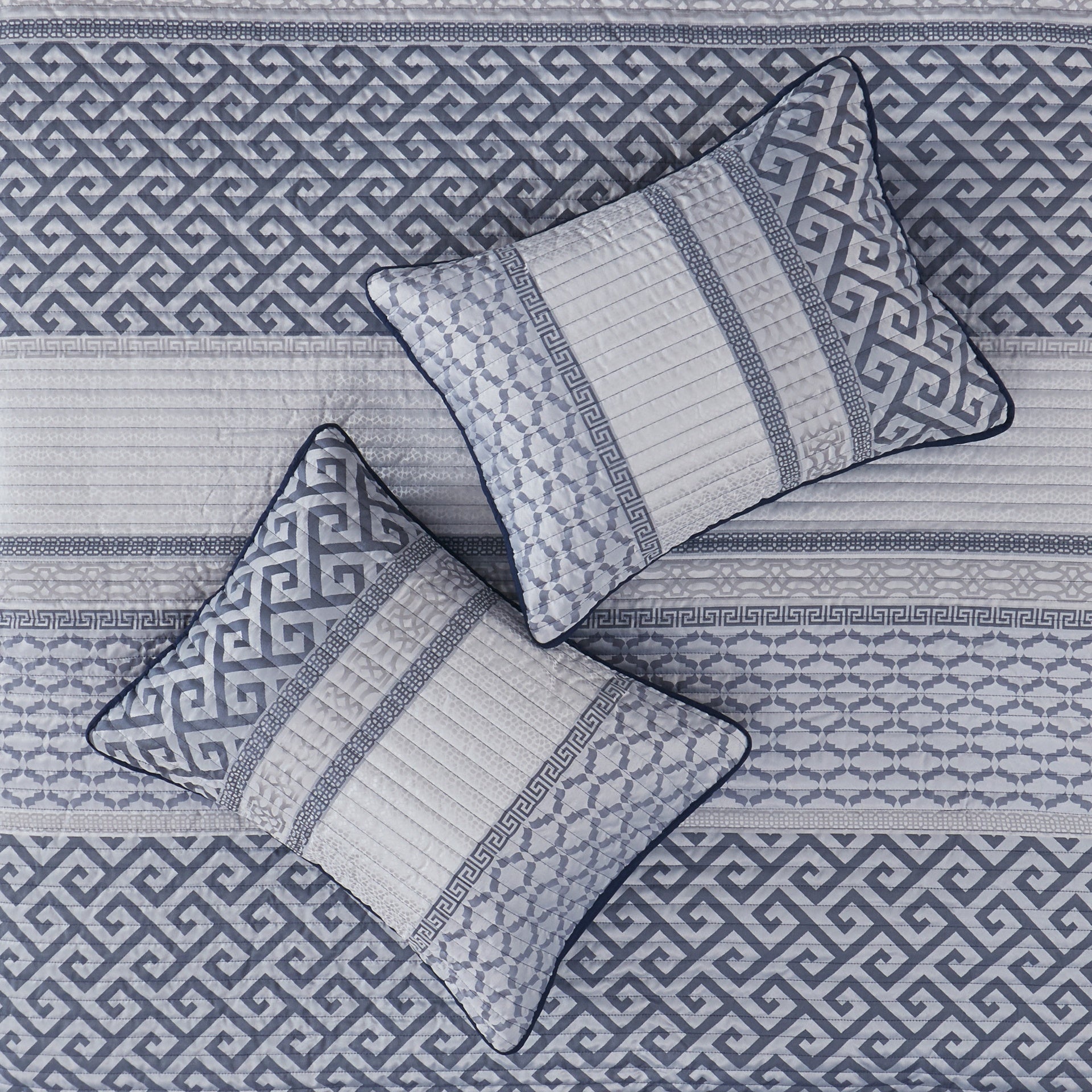 4 Piece Jacquard Quilt Set with Throw Pillow Navy King/Cal King