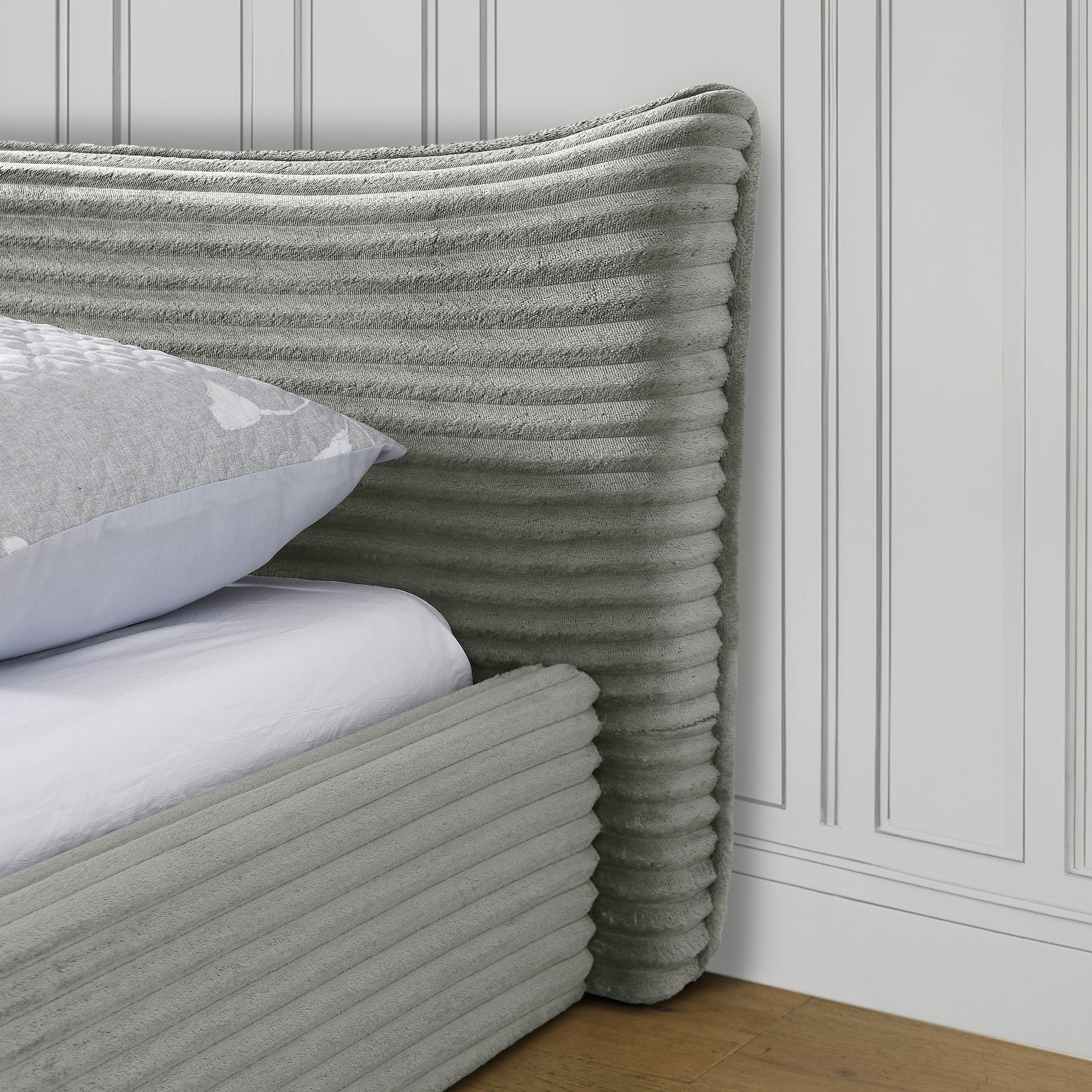 Queen Size Upholstered Bed FrameAnd velvet fabric,Grounded Platform Bed with Decorative Curved Headboard and Solid Wood Frame, No Box Spring Required-Grey(68''*87.75''*24.25'')